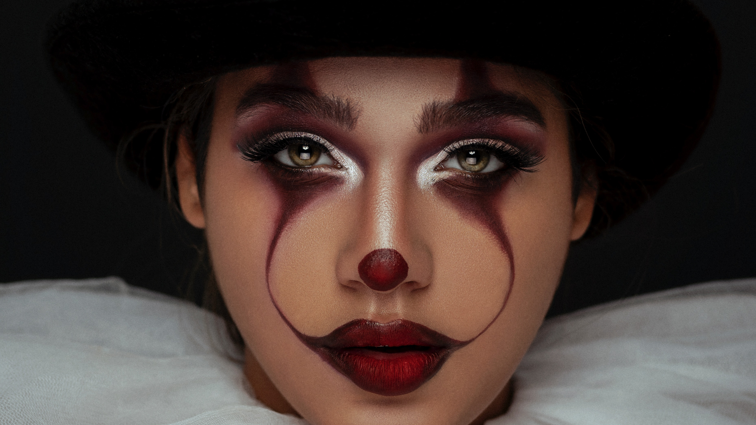 Woman in Black Hat and White Shirt. Wallpaper in 2560x1440 Resolution