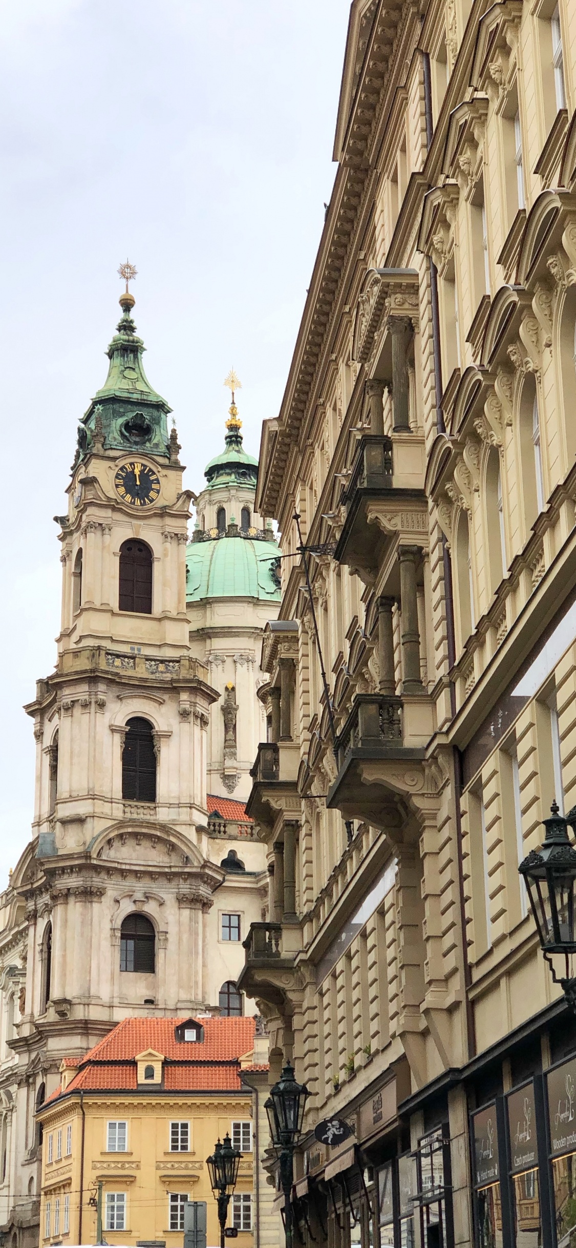 Praga, Ventana, Arquitectura, Fachada, Barrio. Wallpaper in 1125x2436 Resolution