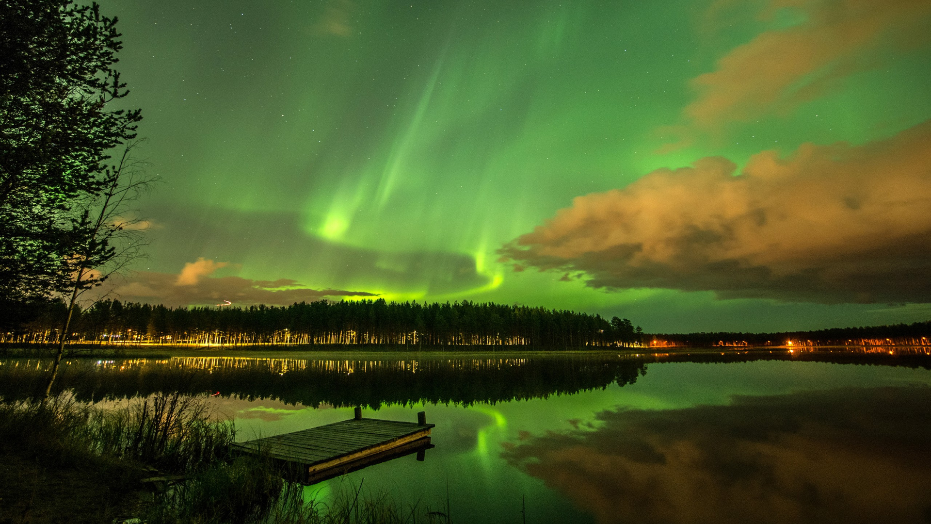 Quai en Bois Brun Sur le Lac Sous Ciel Vert. Wallpaper in 1920x1080 Resolution