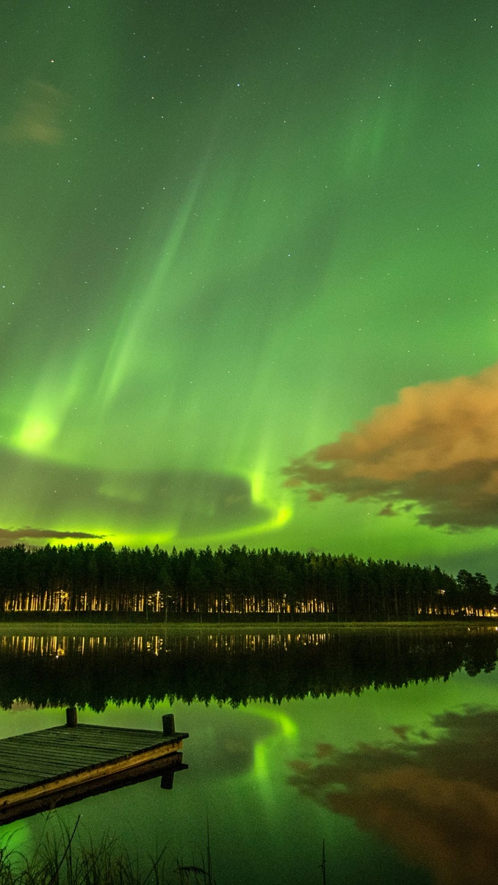 Brauner Holzsteg am See Unter Grünem Himmel. Wallpaper in 720x1280 Resolution