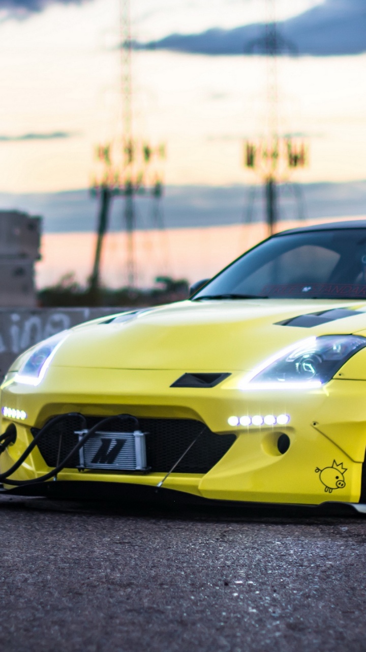 Lamborghini Aventador Amarillo en la Carretera Durante el Día. Wallpaper in 720x1280 Resolution
