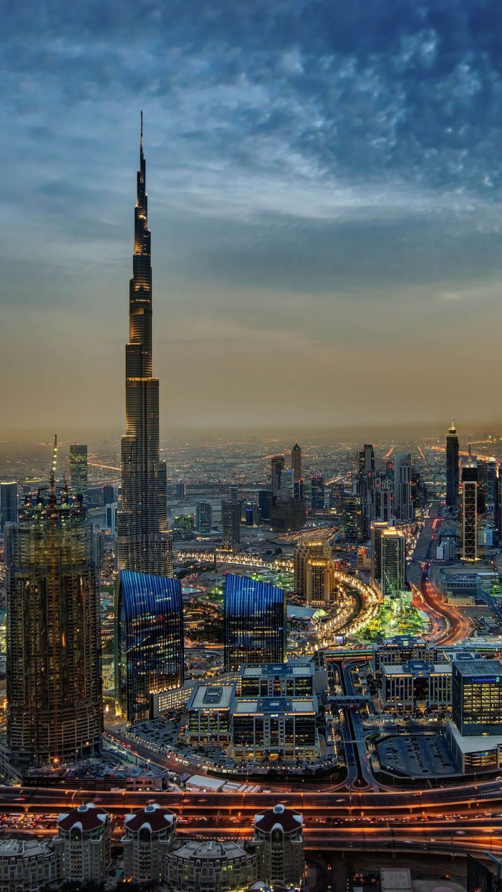 Horizonte de la Ciudad Bajo un Cielo Azul Durante la Noche. Wallpaper in 720x1280 Resolution