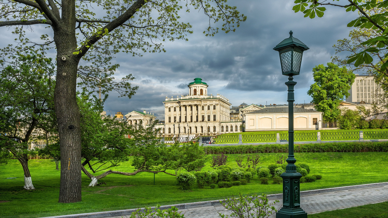 Weißes Betongebäude in Der Nähe Von Grünen Bäumen Unter Blauem Himmel Tagsüber. Wallpaper in 1280x720 Resolution