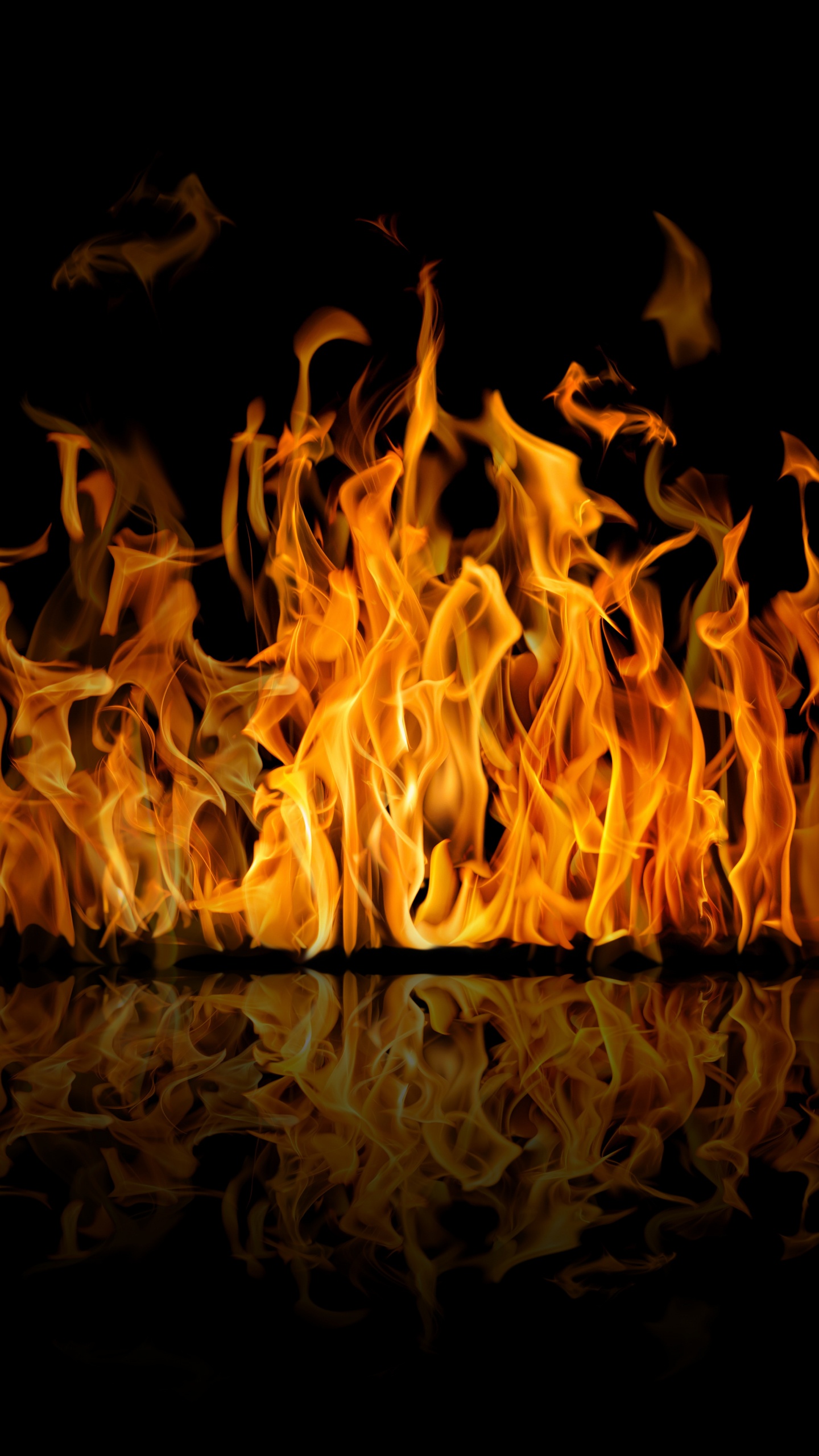 Fuego en Fondo Negro Con Fondo Negro. Wallpaper in 1440x2560 Resolution