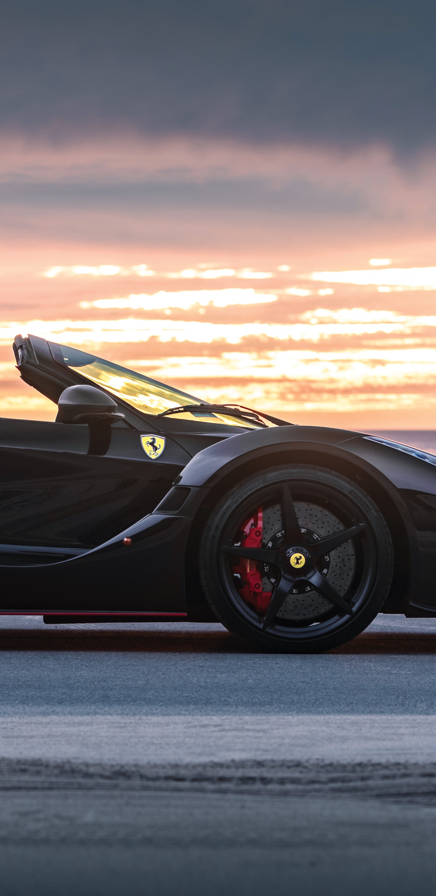 Voiture Décapotable Noire Sur Route Pendant le Coucher du Soleil. Wallpaper in 1440x2960 Resolution