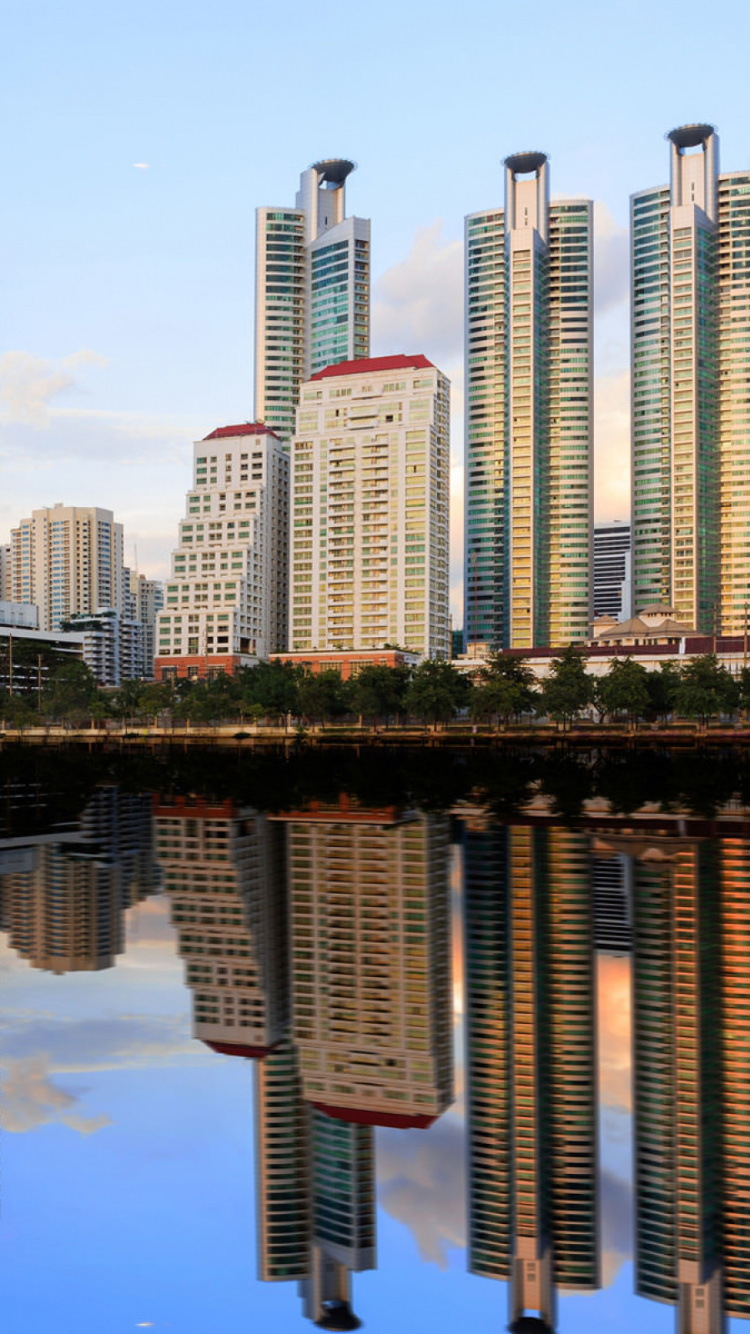 Edificios de Gran Altura Cerca Del Cuerpo de Agua Durante el Día. Wallpaper in 750x1334 Resolution