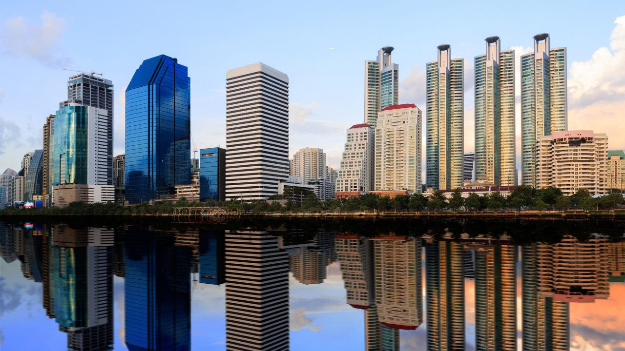 High Rise Buildings Near Body of Water During Daytime. Wallpaper in 1280x720 Resolution