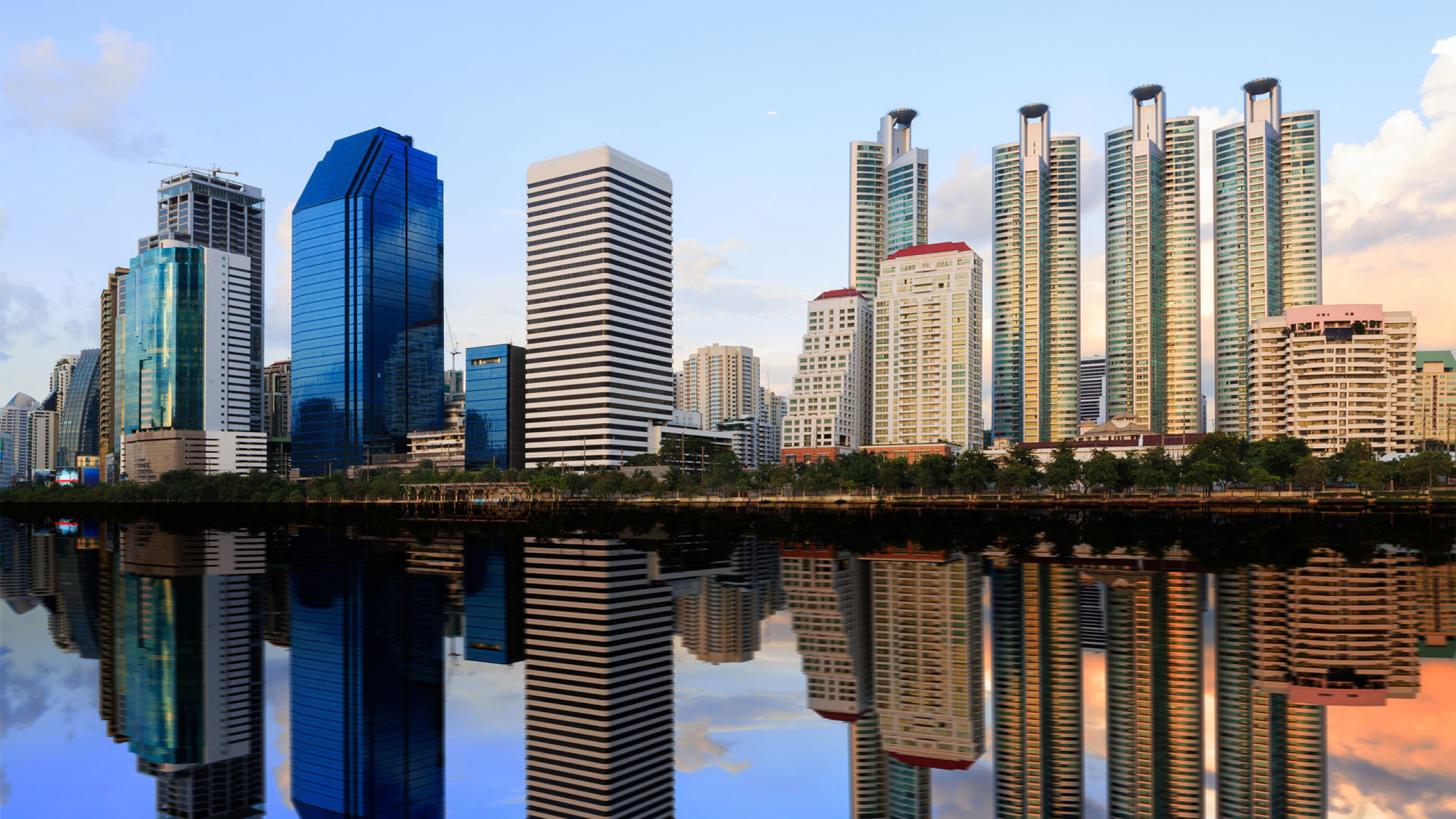 High Rise Buildings Near Body of Water During Daytime. Wallpaper in 2560x1440 Resolution