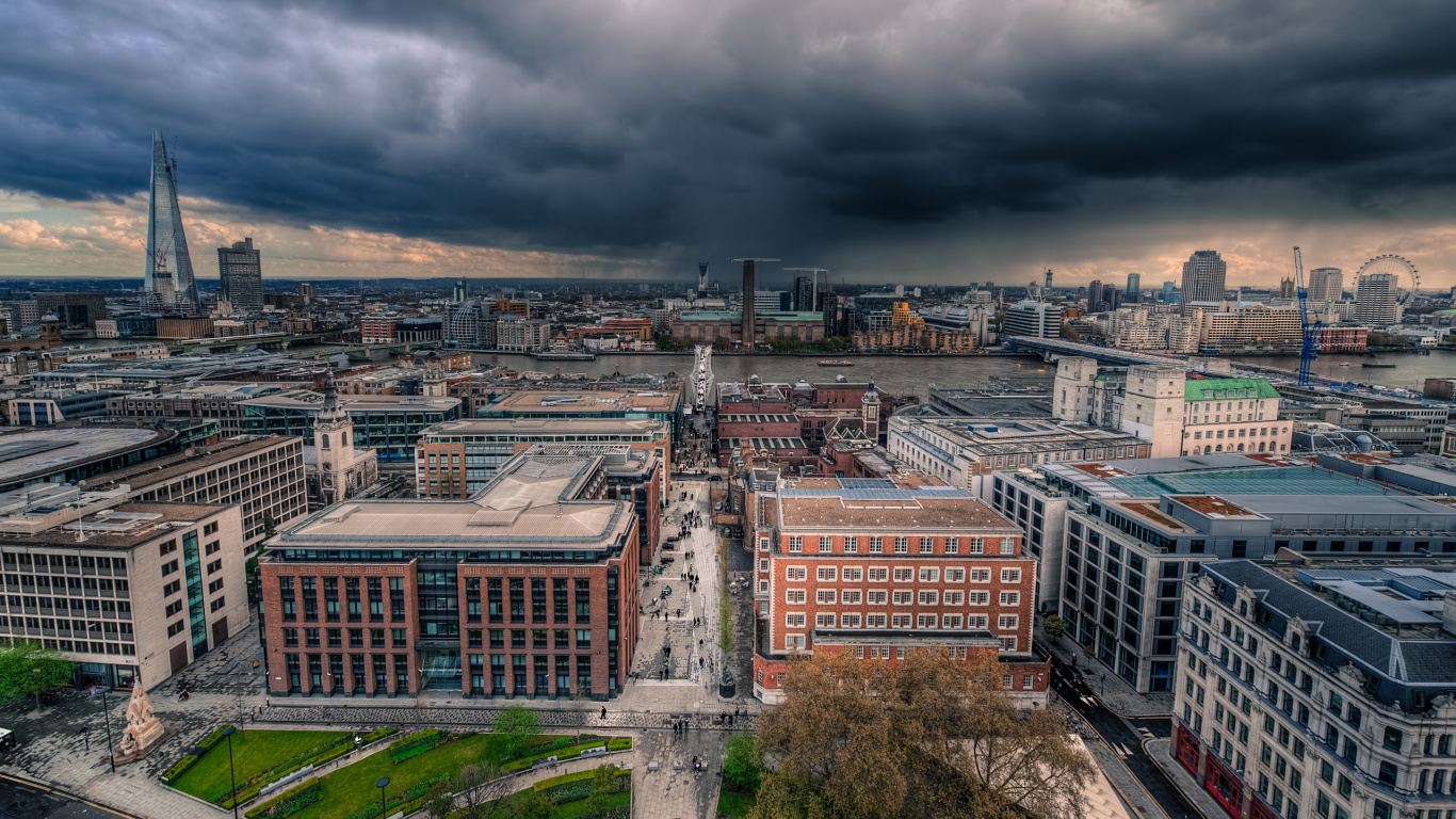 Braunes Und Graues Betongebäude Unter Grauen Wolken. Wallpaper in 1366x768 Resolution