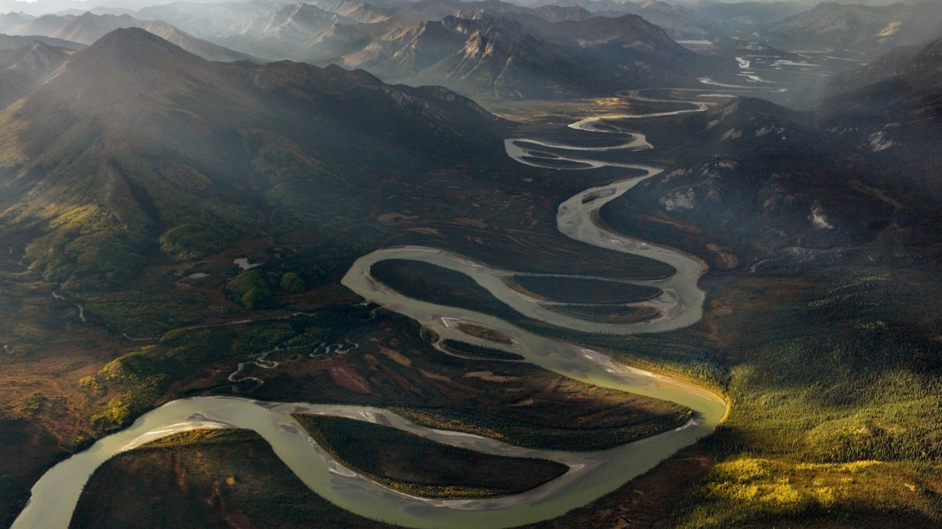 Vue Aérienne Des Montagnes Vertes et Brunes Pendant la Journée. Wallpaper in 1366x768 Resolution