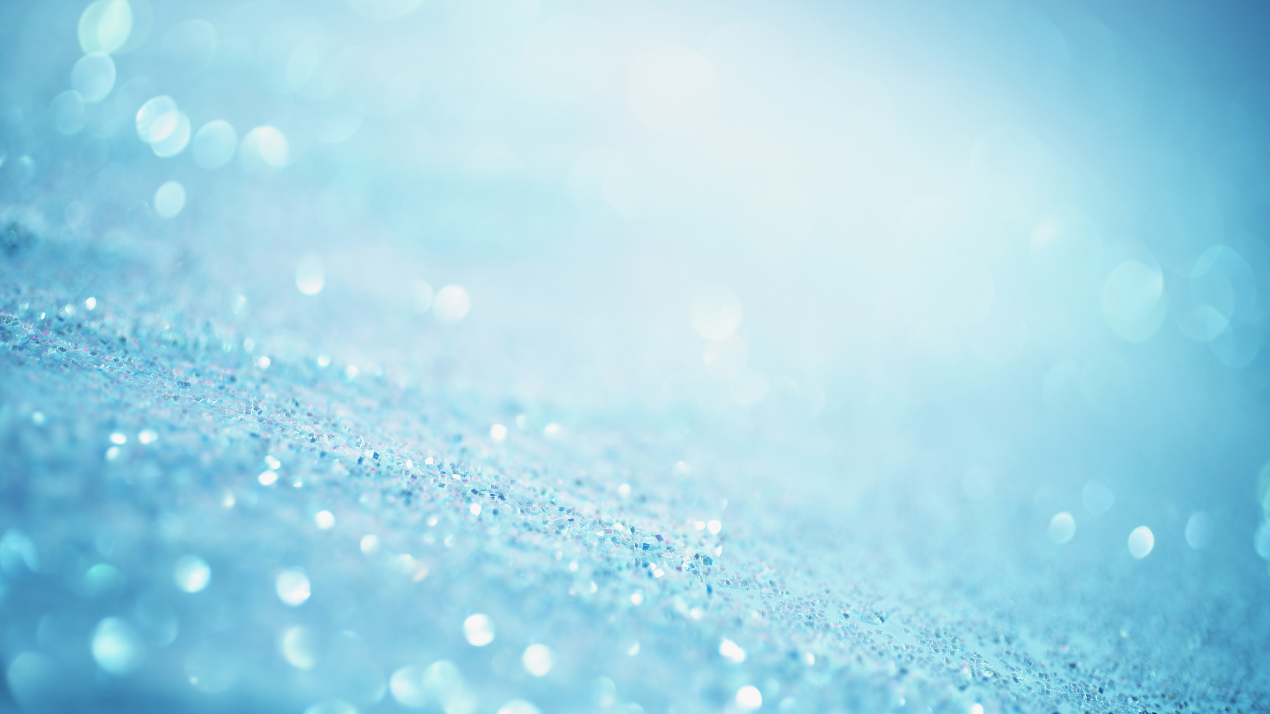 Gotas de Agua Sobre la Superficie Azul. Wallpaper in 2560x1440 Resolution