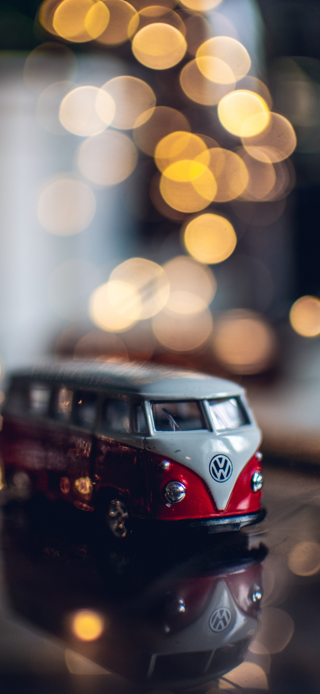 Volkswagen T-1 Rouge et Blanc Sur Route Pendant la Nuit. Wallpaper in 1125x2436 Resolution