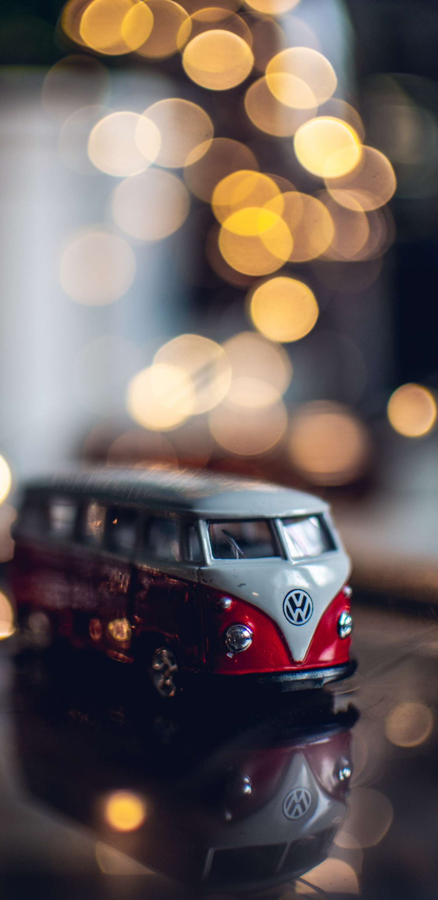 Volkswagen T-1 Rojo y Blanco en la Carretera Durante la Noche. Wallpaper in 1440x2960 Resolution