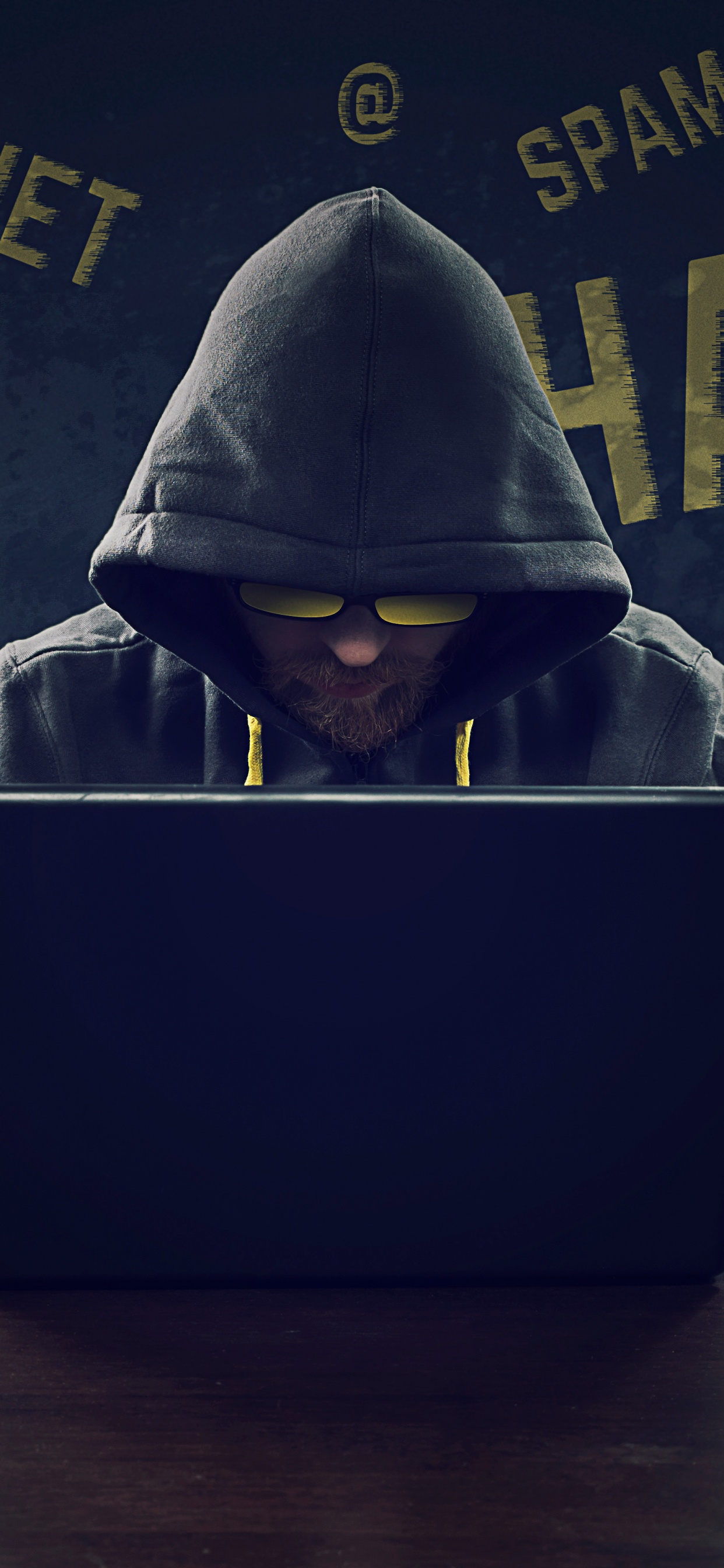Mann im Grauen Hoodie Mit Schwarzem Laptop-Computer. Wallpaper in 1242x2688 Resolution