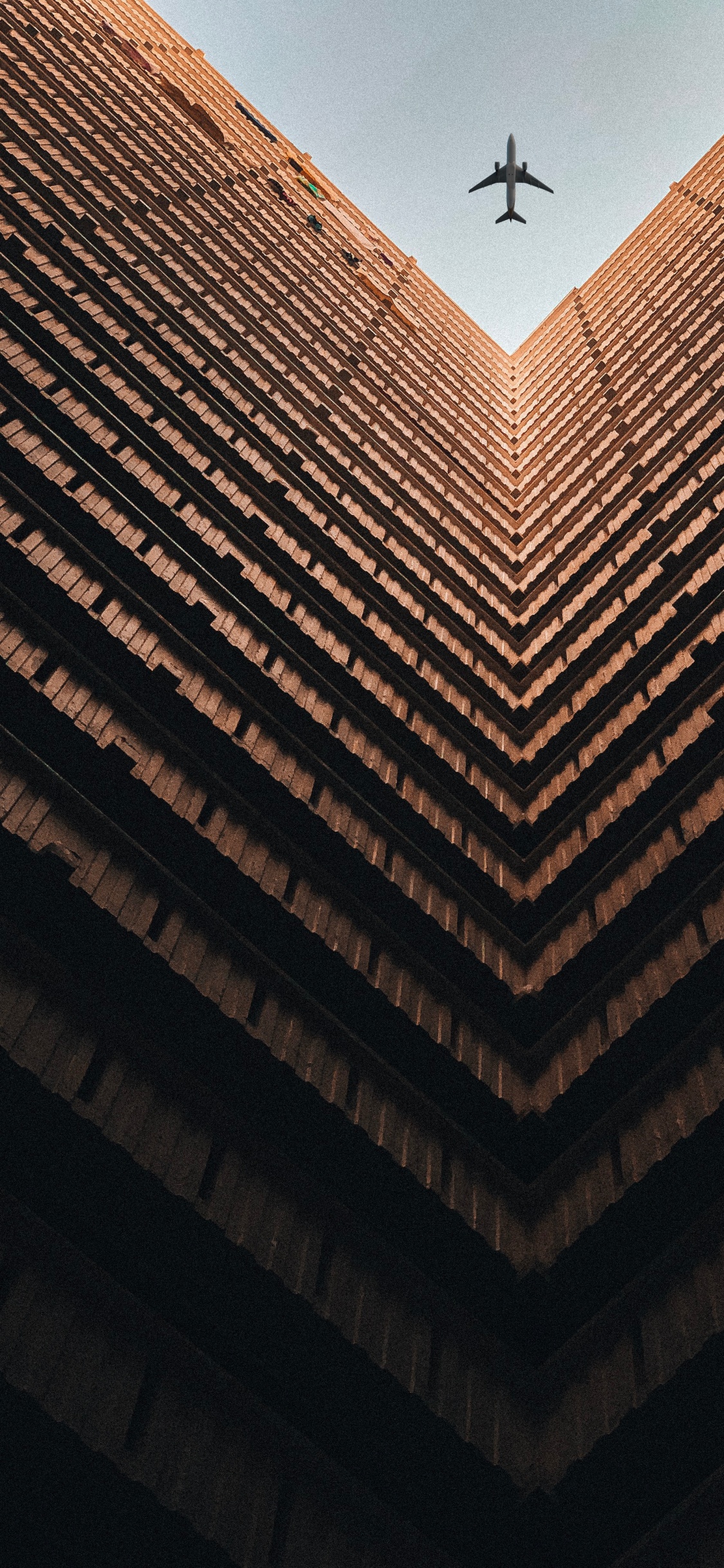 Interior Del Edificio Marrón y Negro. Wallpaper in 1125x2436 Resolution