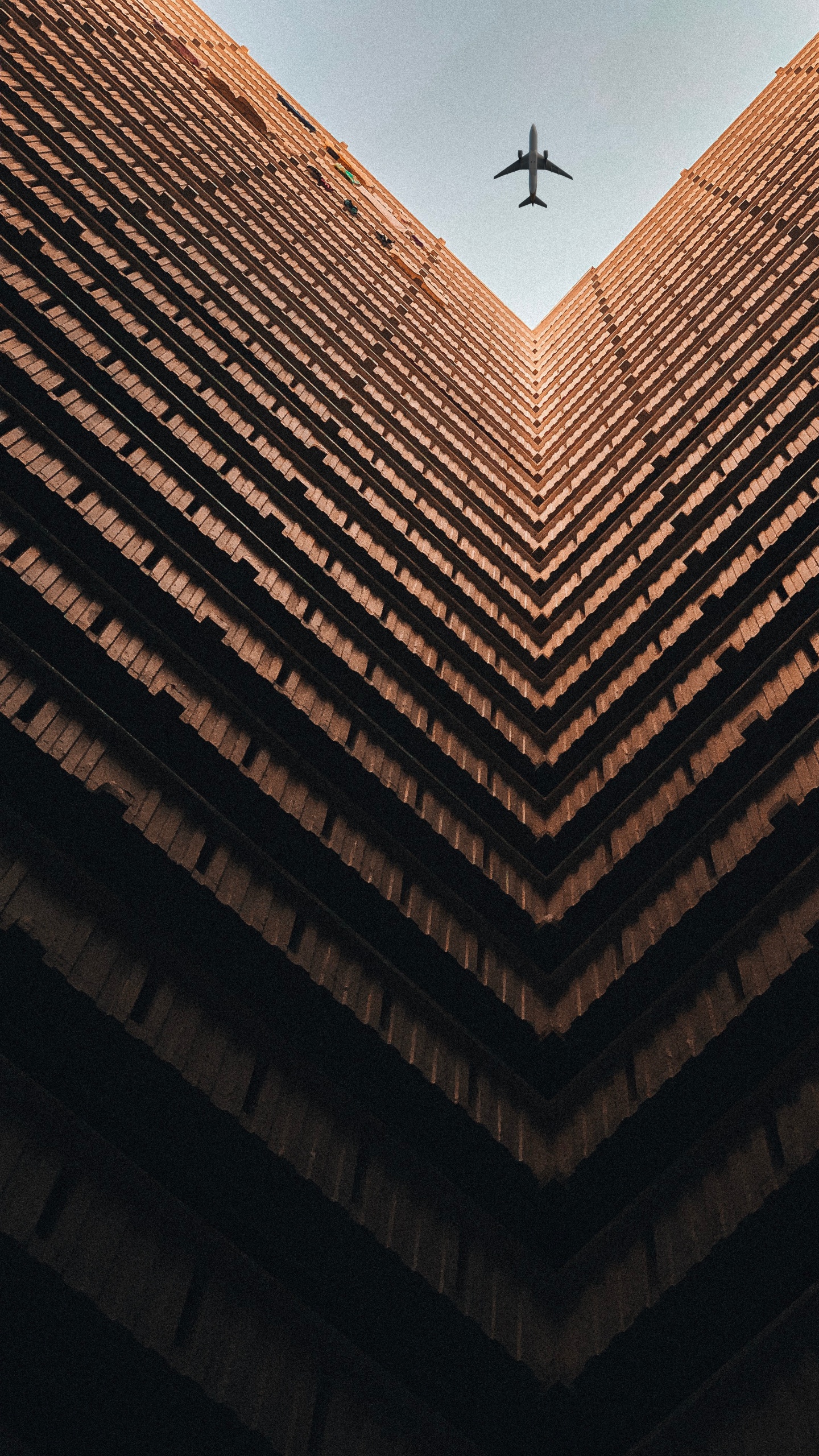 Interior Del Edificio Marrón y Negro. Wallpaper in 1440x2560 Resolution