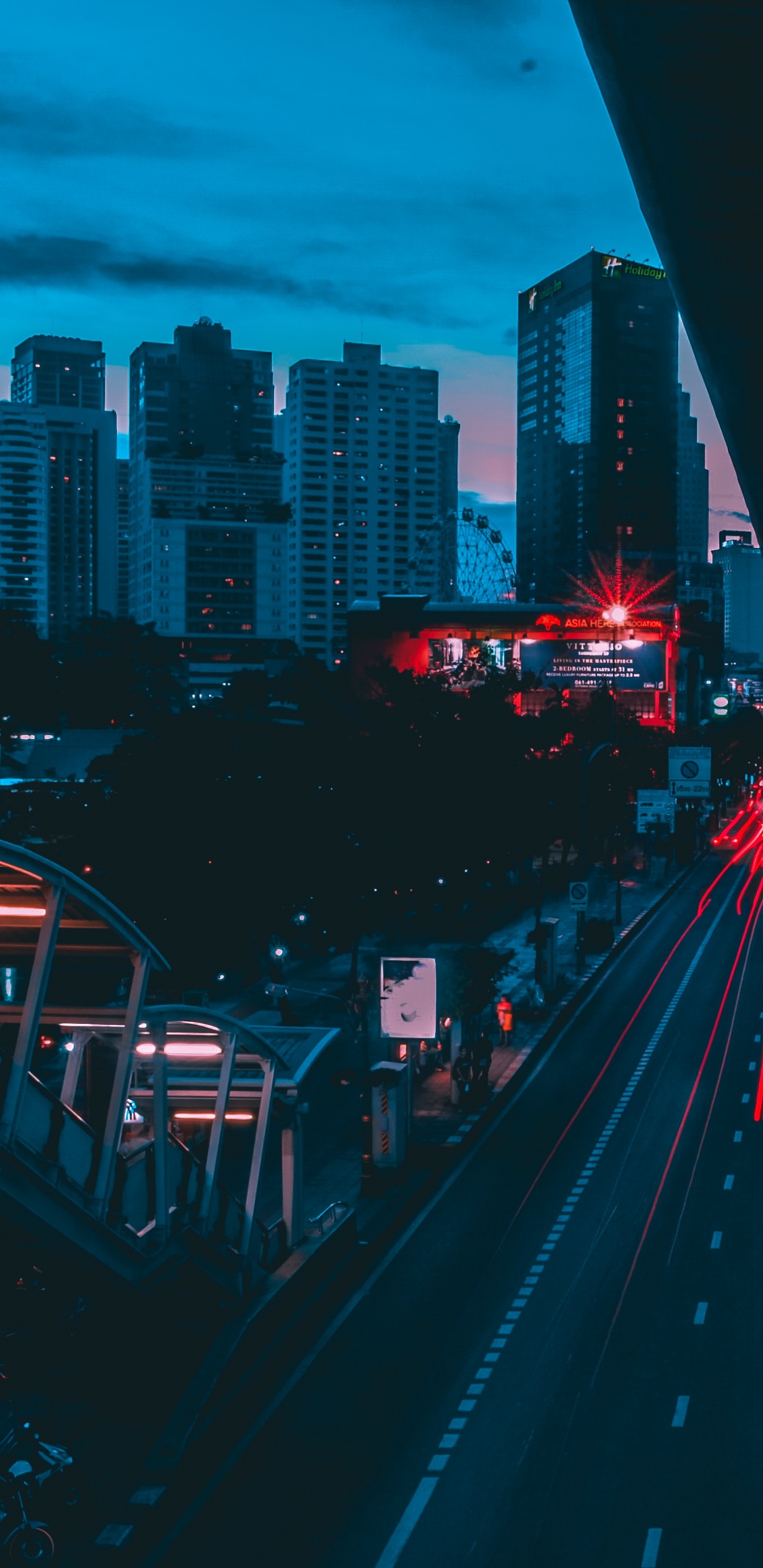 Gente Caminando en la Calle Durante la Noche. Wallpaper in 1440x2960 Resolution