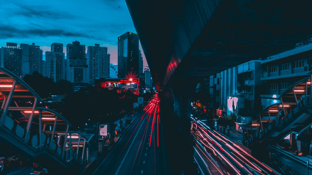 Leute, Die Nachts Auf Der Straße Gehen. Wallpaper in 1280x720 Resolution