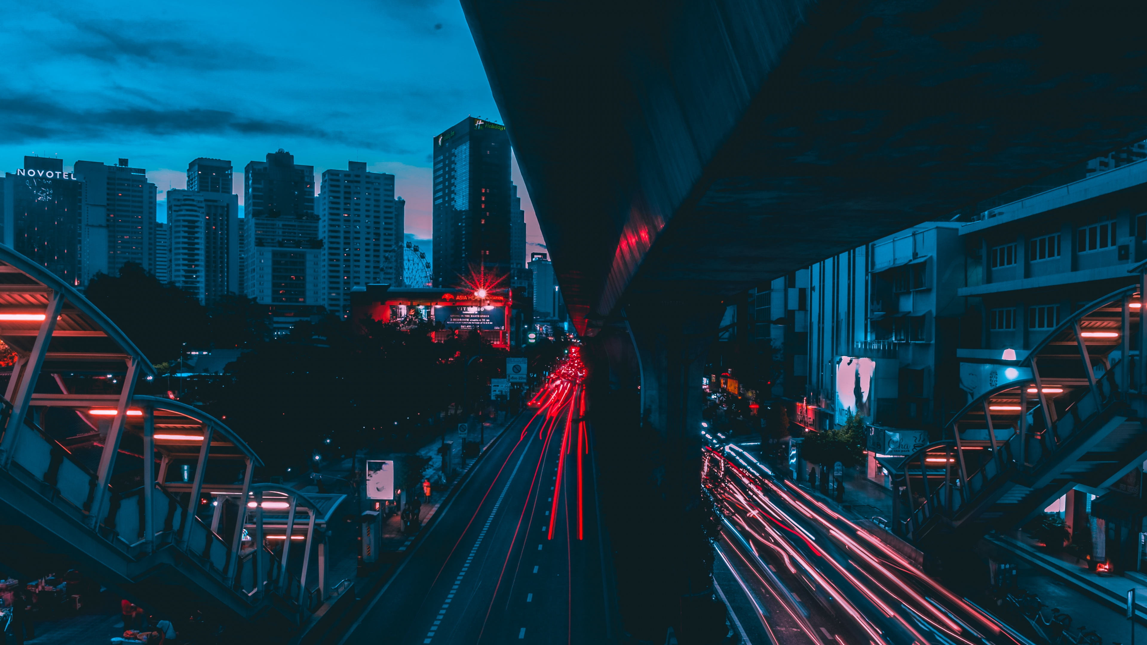 Leute, Die Nachts Auf Der Straße Gehen. Wallpaper in 3840x2160 Resolution