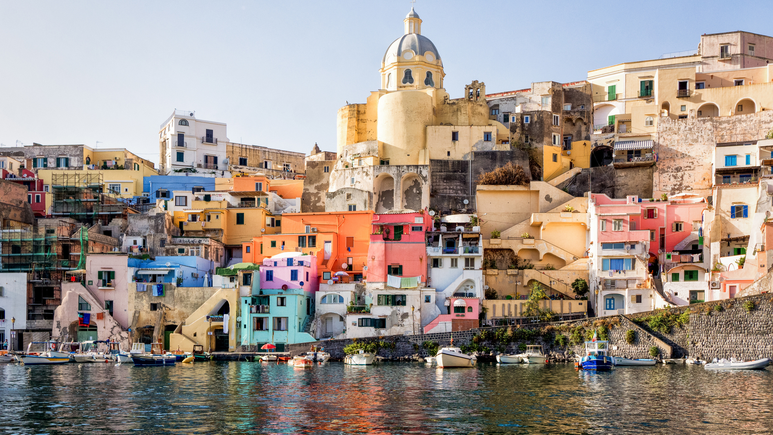 Cuerpo de Agua Cerca de Edificios Durante el Día.. Wallpaper in 2560x1440 Resolution