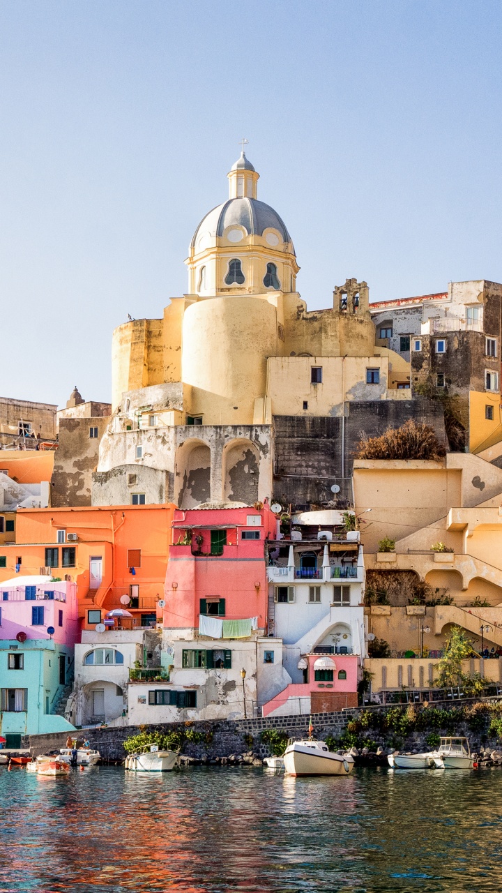 Cuerpo de Agua Cerca de Edificios Durante el Día.. Wallpaper in 720x1280 Resolution