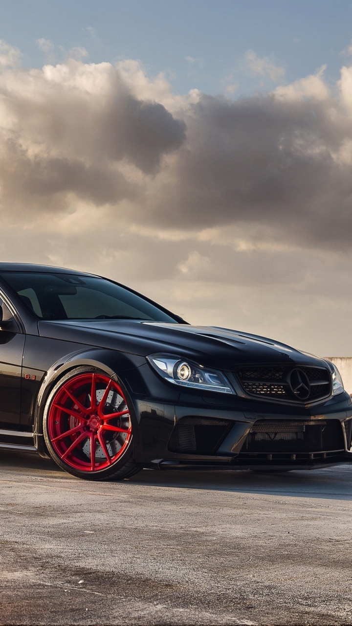 Coupé Noir Sur Champ Brun Sous Des Nuages Blancs Pendant la Journée. Wallpaper in 720x1280 Resolution