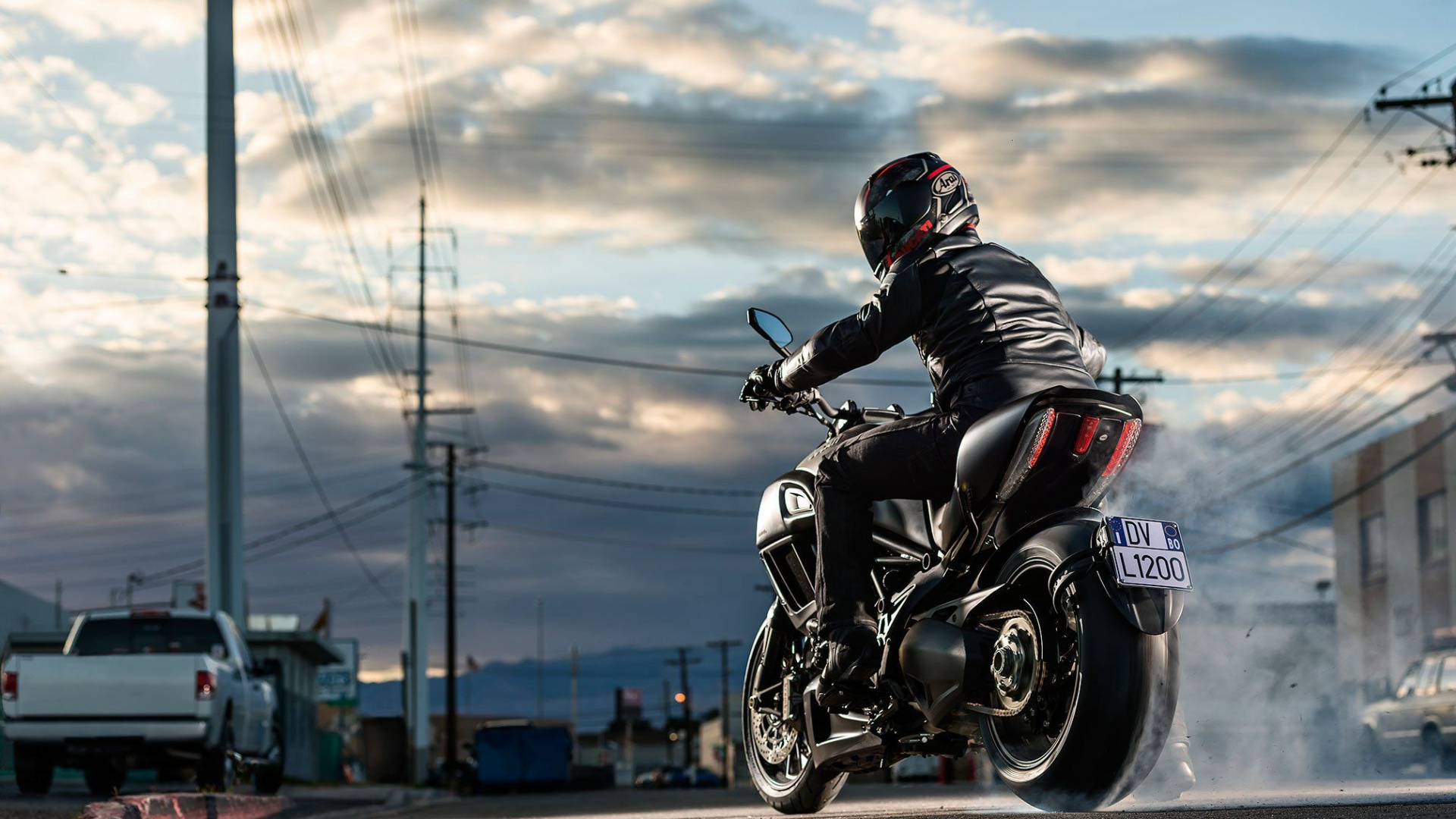 Mann im Schwarzen Motorradhelm, Der Tagsüber Motorrad Auf Der Straße Fährt. Wallpaper in 1920x1080 Resolution
