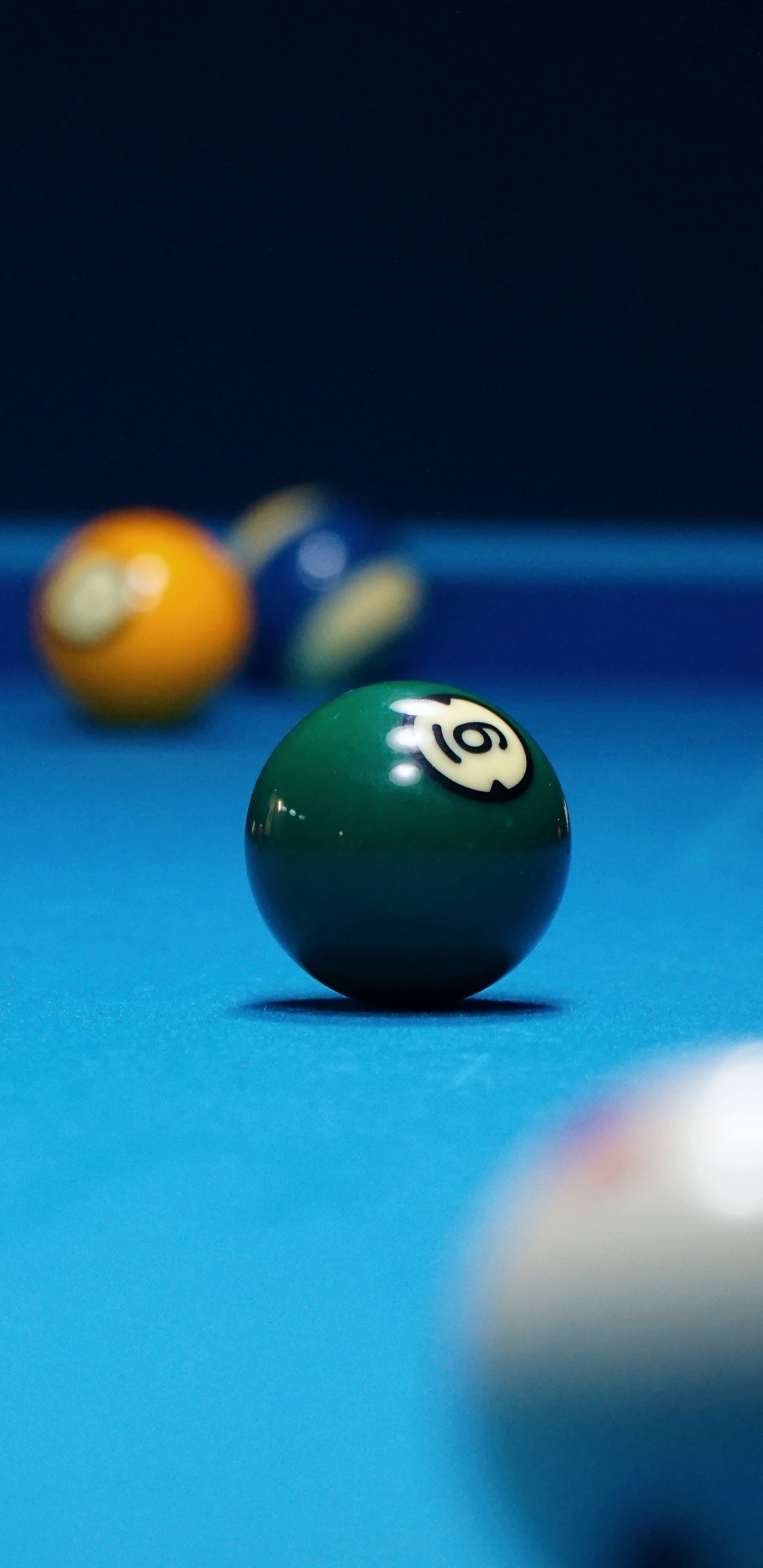 Boules de Billard Sur Table de Billard. Wallpaper in 1440x2960 Resolution