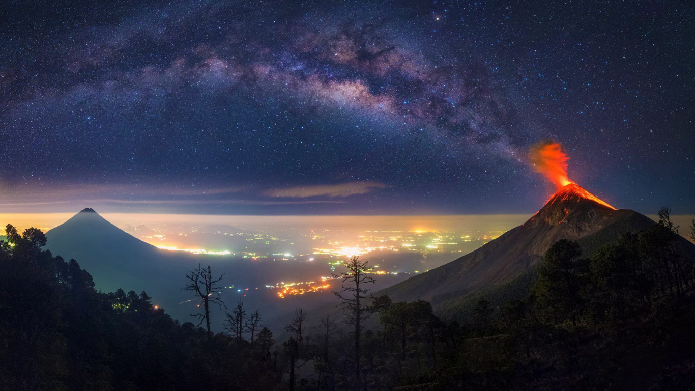 Silhouette Von Bäumen Unter Blauem Himmel Und Weißen Wolken Während Der Nacht. Wallpaper in 1366x768 Resolution