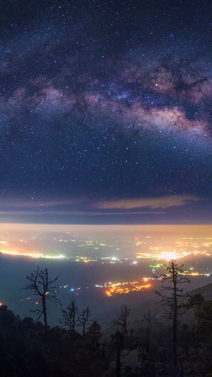 Silhouette Von Bäumen Unter Blauem Himmel Und Weißen Wolken Während Der Nacht. Wallpaper in 720x1280 Resolution