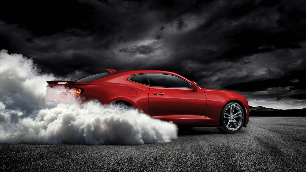 Chevrolet Camaro Rouge Sur Route Asphaltée Grise. Wallpaper in 1280x720 Resolution