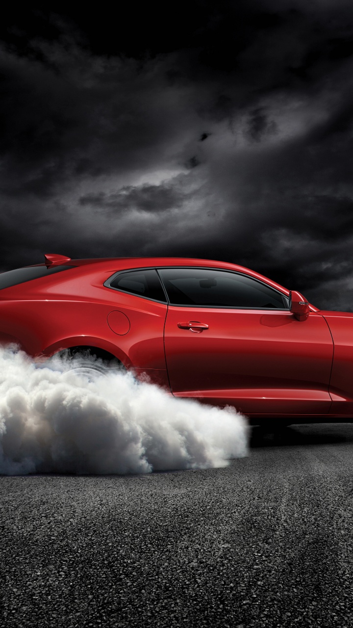 Chevrolet Camaro Rouge Sur Route Asphaltée Grise. Wallpaper in 720x1280 Resolution