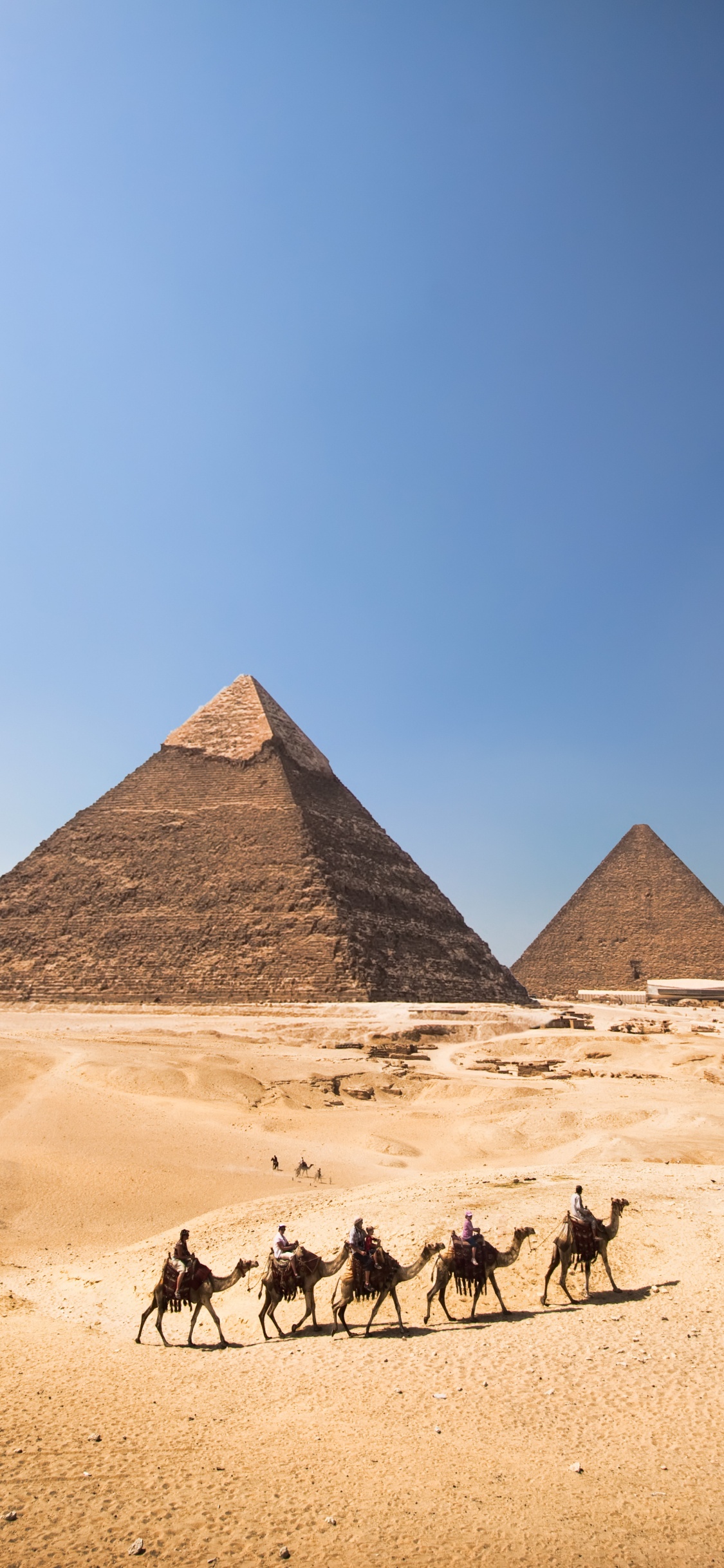 Braune Pyramide Unter Blauem Himmel Tagsüber. Wallpaper in 1125x2436 Resolution