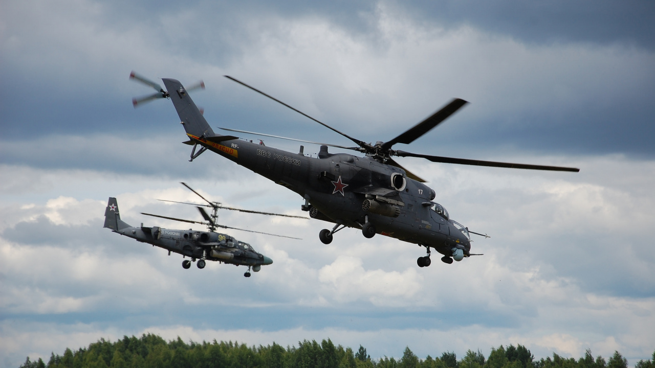 Avion de Chasse Noir et Gris Survolant Les Arbres Verts Pendant la Journée. Wallpaper in 1280x720 Resolution