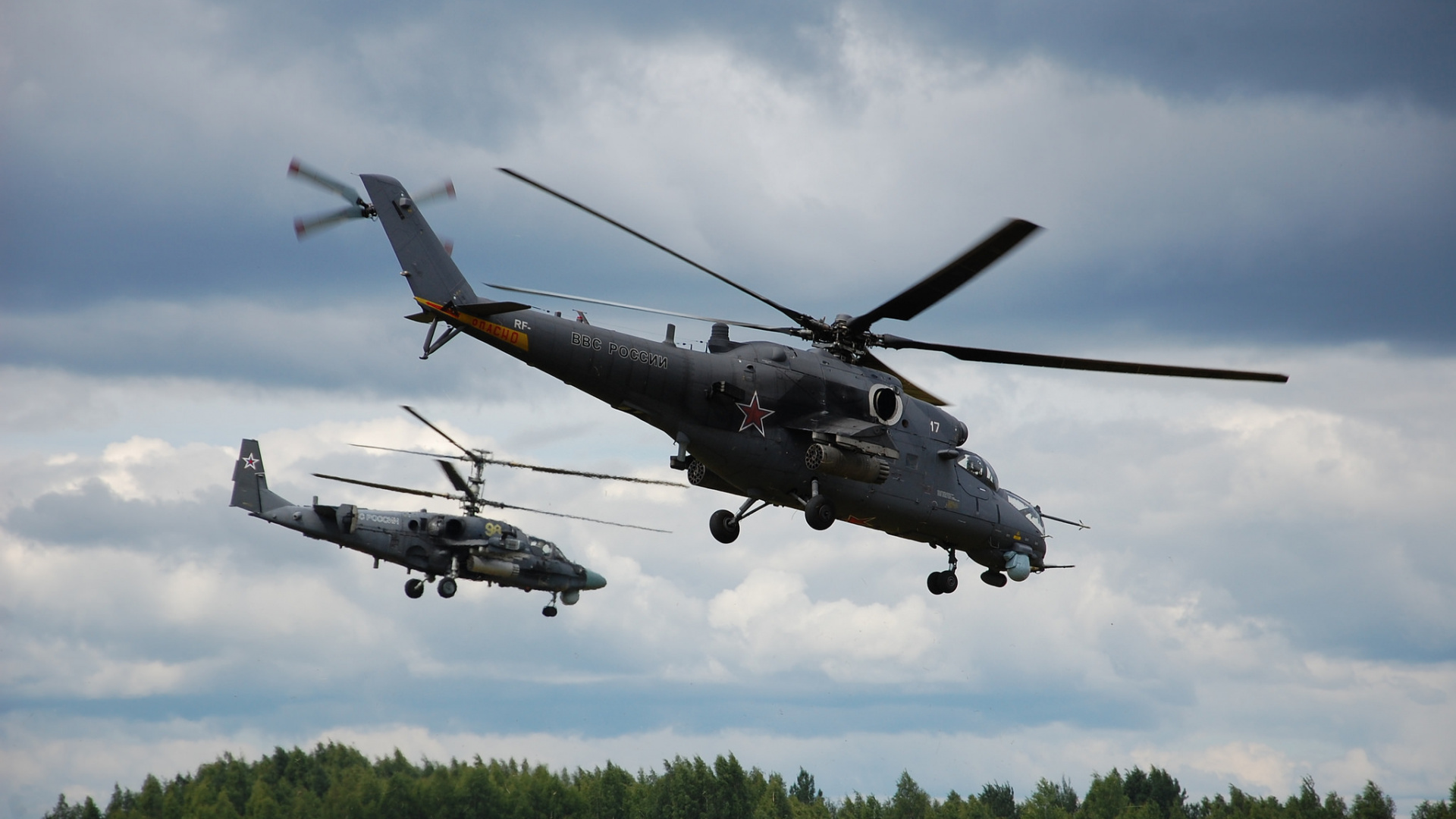 Avion de Chasse Noir et Gris Survolant Les Arbres Verts Pendant la Journée. Wallpaper in 1920x1080 Resolution