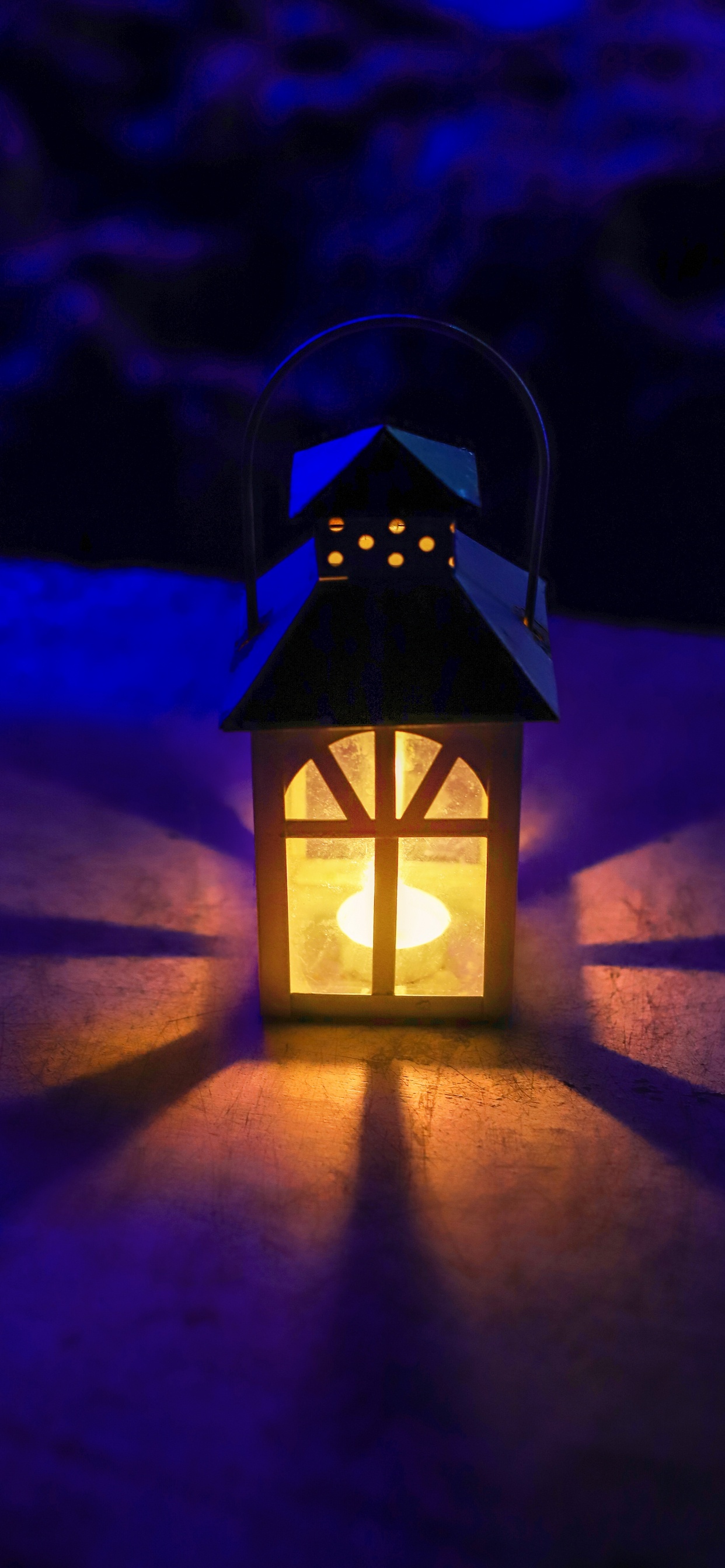 Gelbe Und Schwarze Laterne Mit Licht. Wallpaper in 1242x2688 Resolution