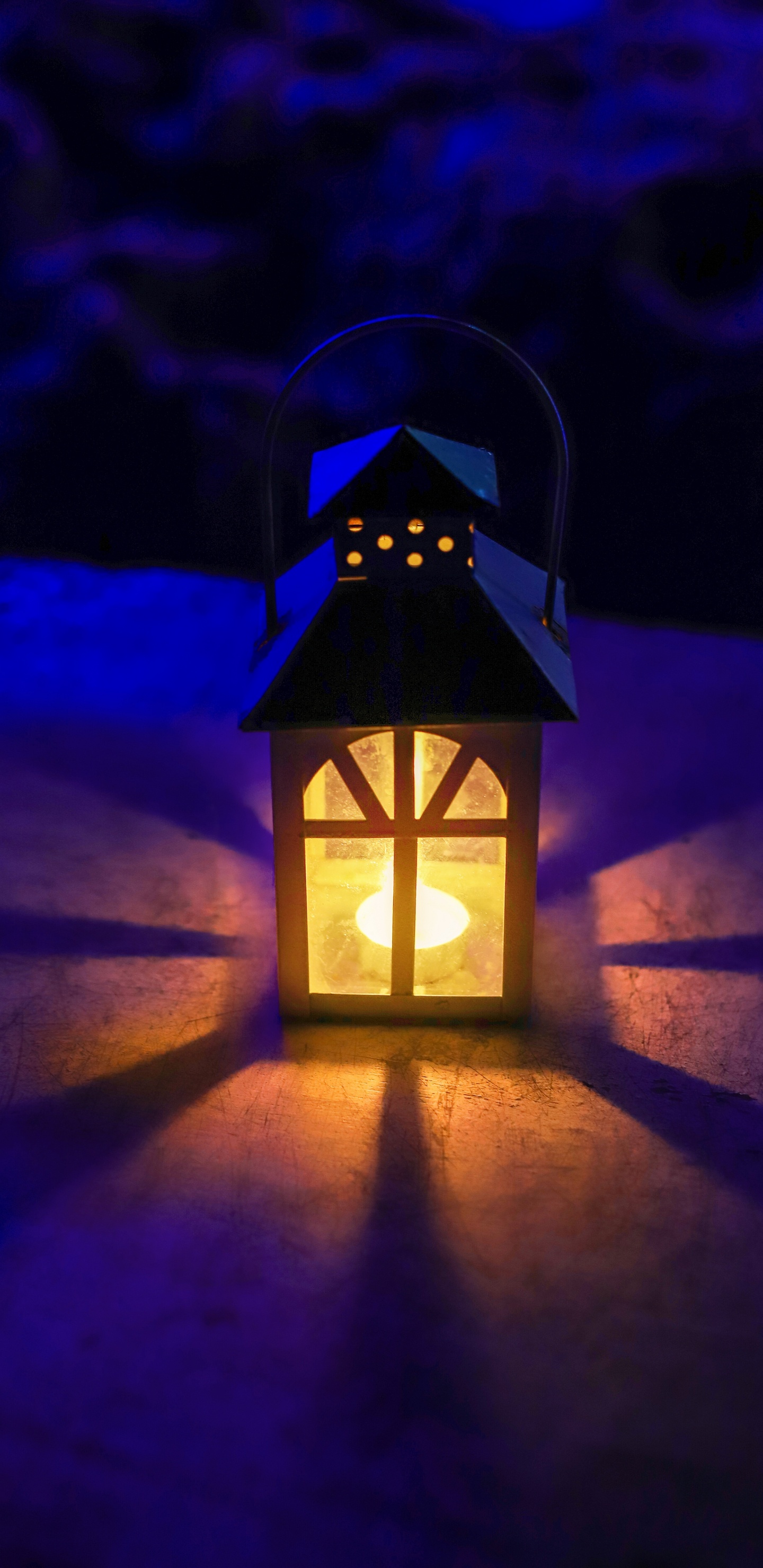 Linterna Amarilla y Negra Con Luz. Wallpaper in 1440x2960 Resolution