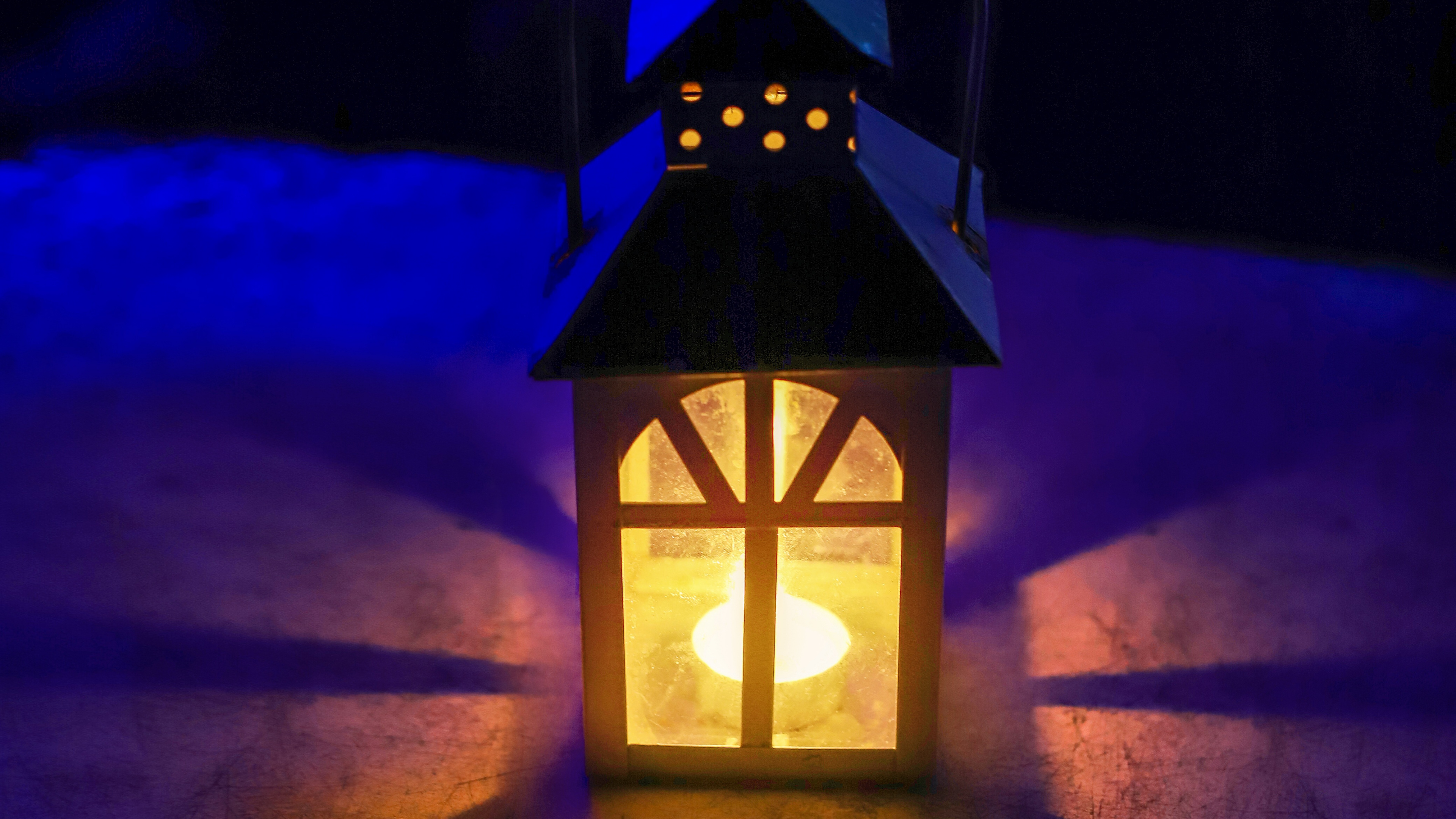 Linterna Amarilla y Negra Con Luz. Wallpaper in 3840x2160 Resolution