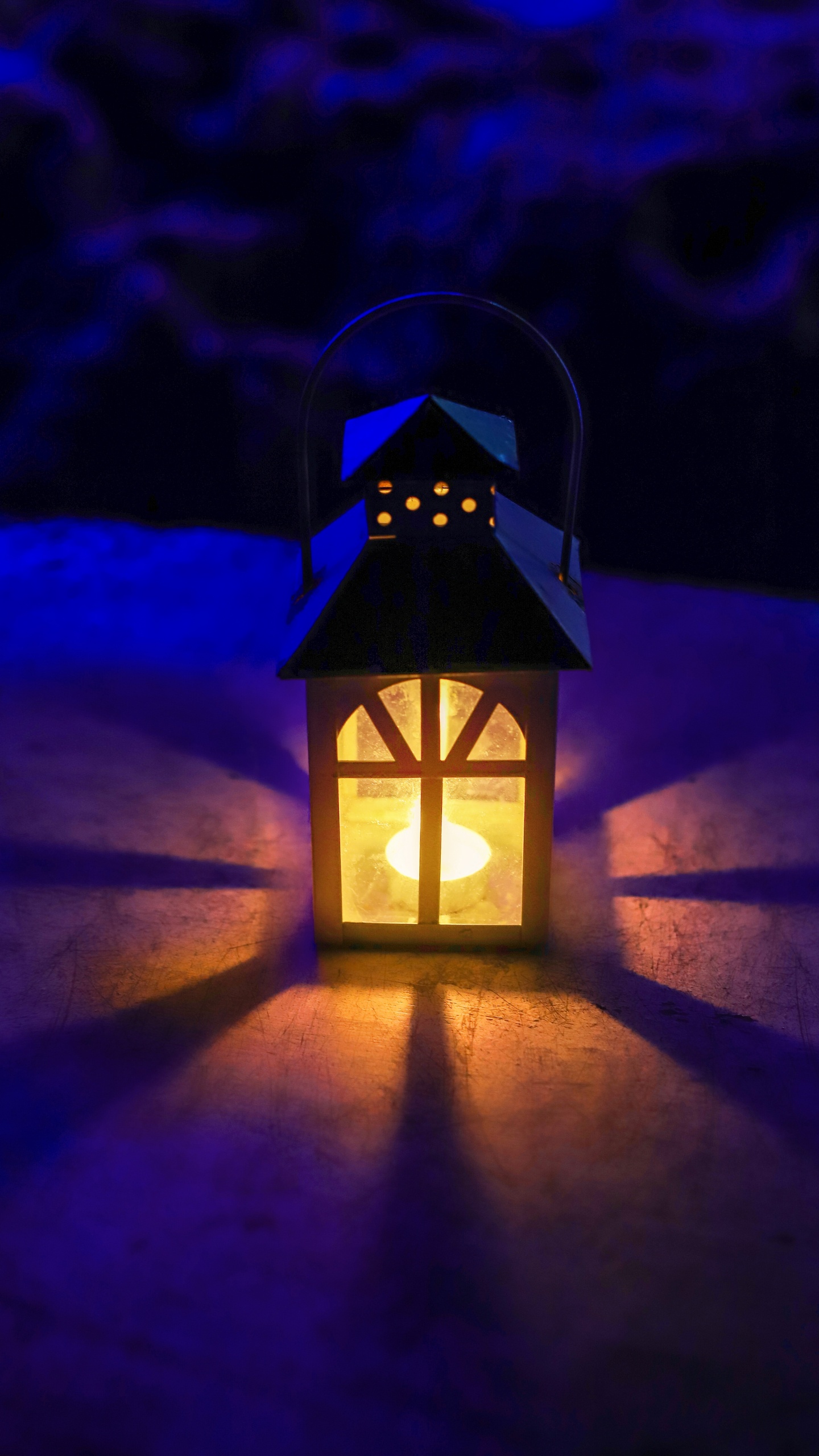 Lanterne Jaune et Noire Avec Lumière. Wallpaper in 1440x2560 Resolution