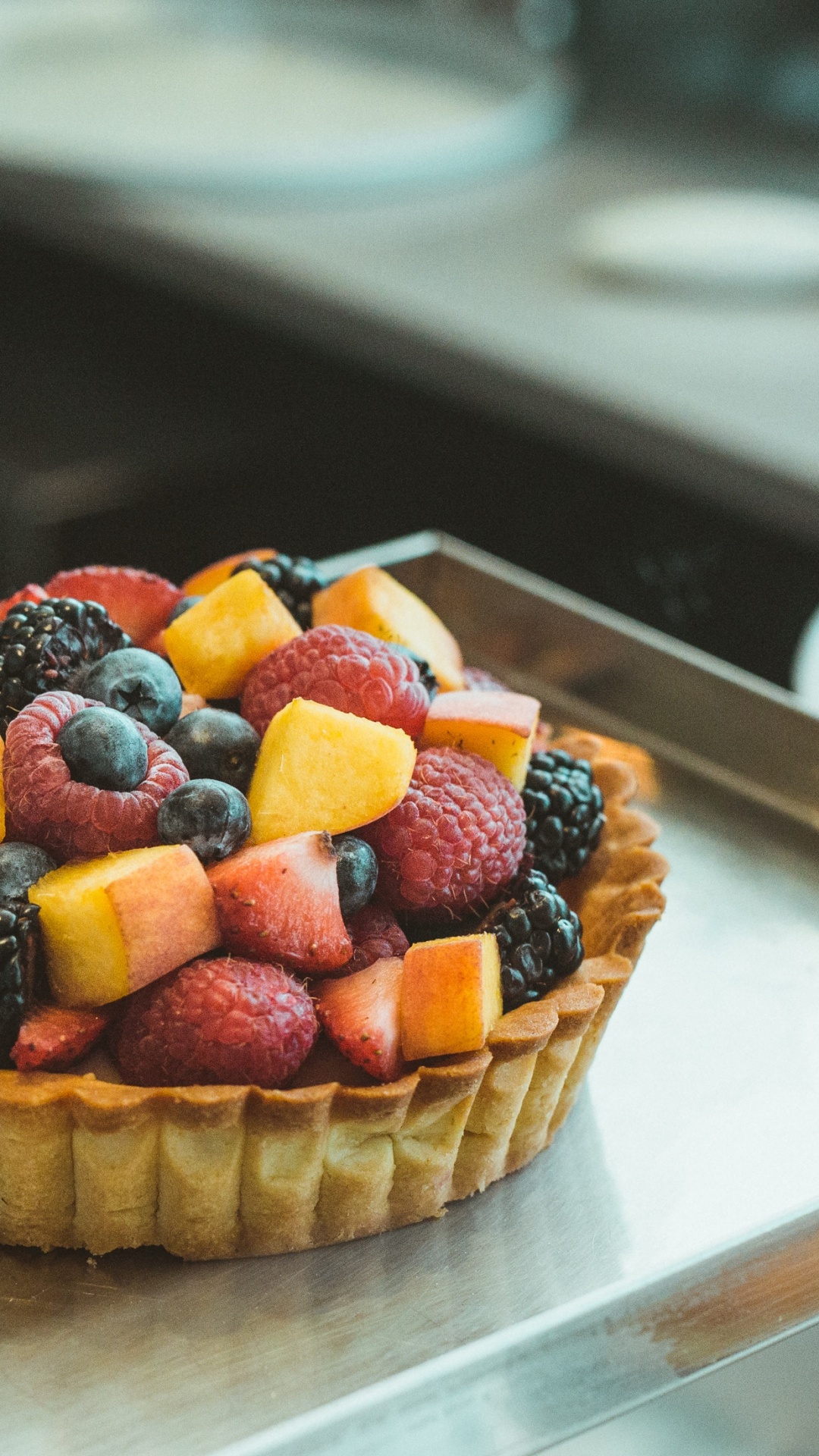 Cupcake Brun Avec un Assortiment de Fruits Sur le Dessus. Wallpaper in 1080x1920 Resolution