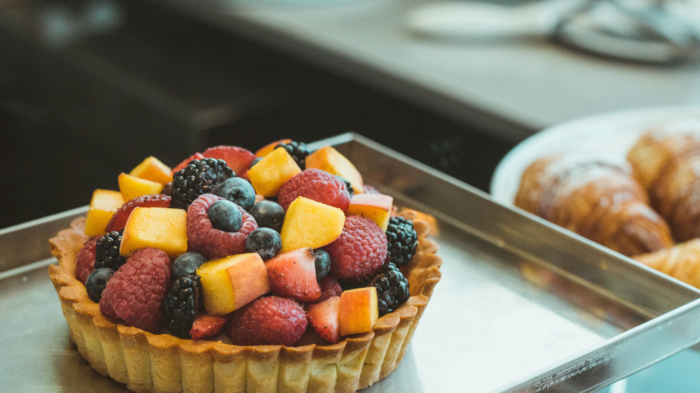 Cupcake Brun Avec un Assortiment de Fruits Sur le Dessus. Wallpaper in 1366x768 Resolution