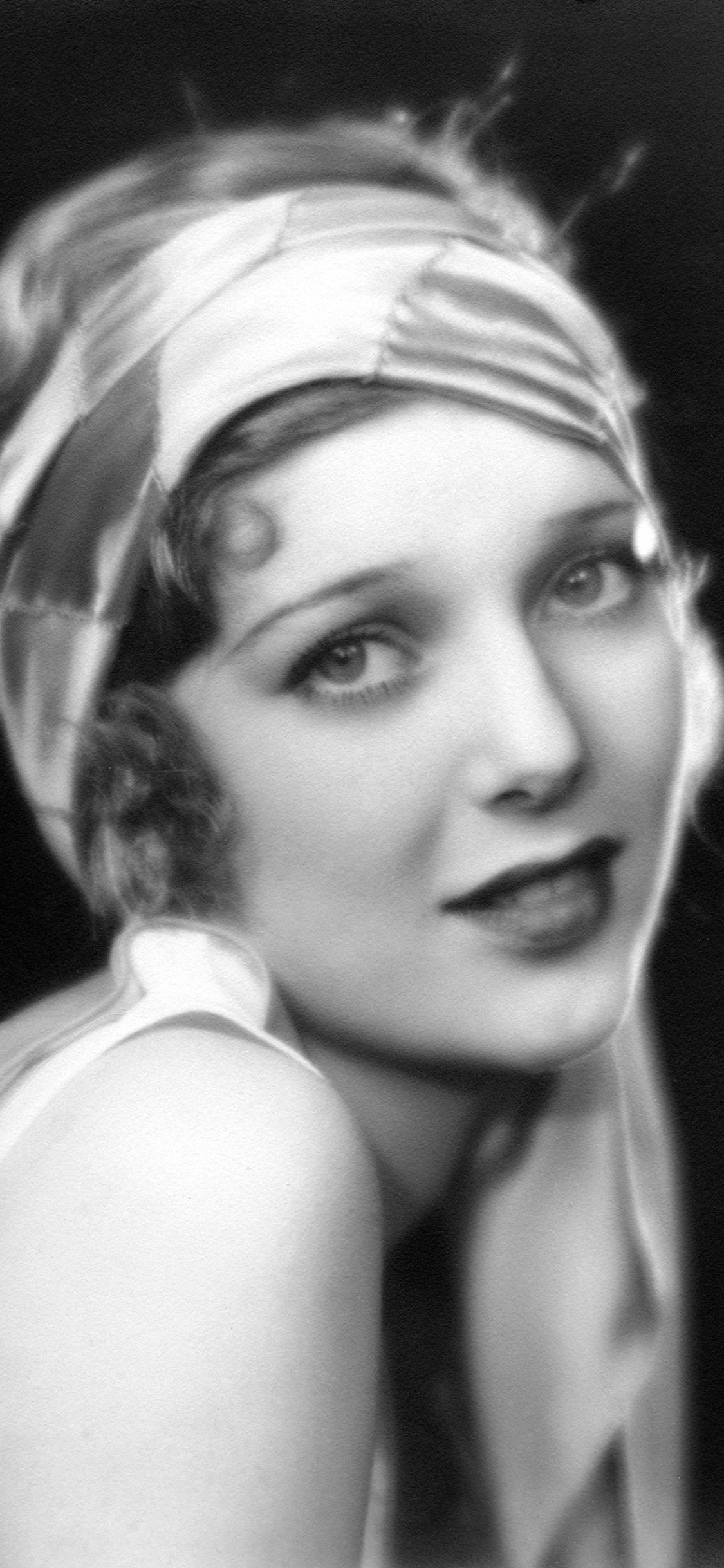 Loretta Young, Hair, Face, Eyebrow, Beauty. Wallpaper in 1125x2436 Resolution