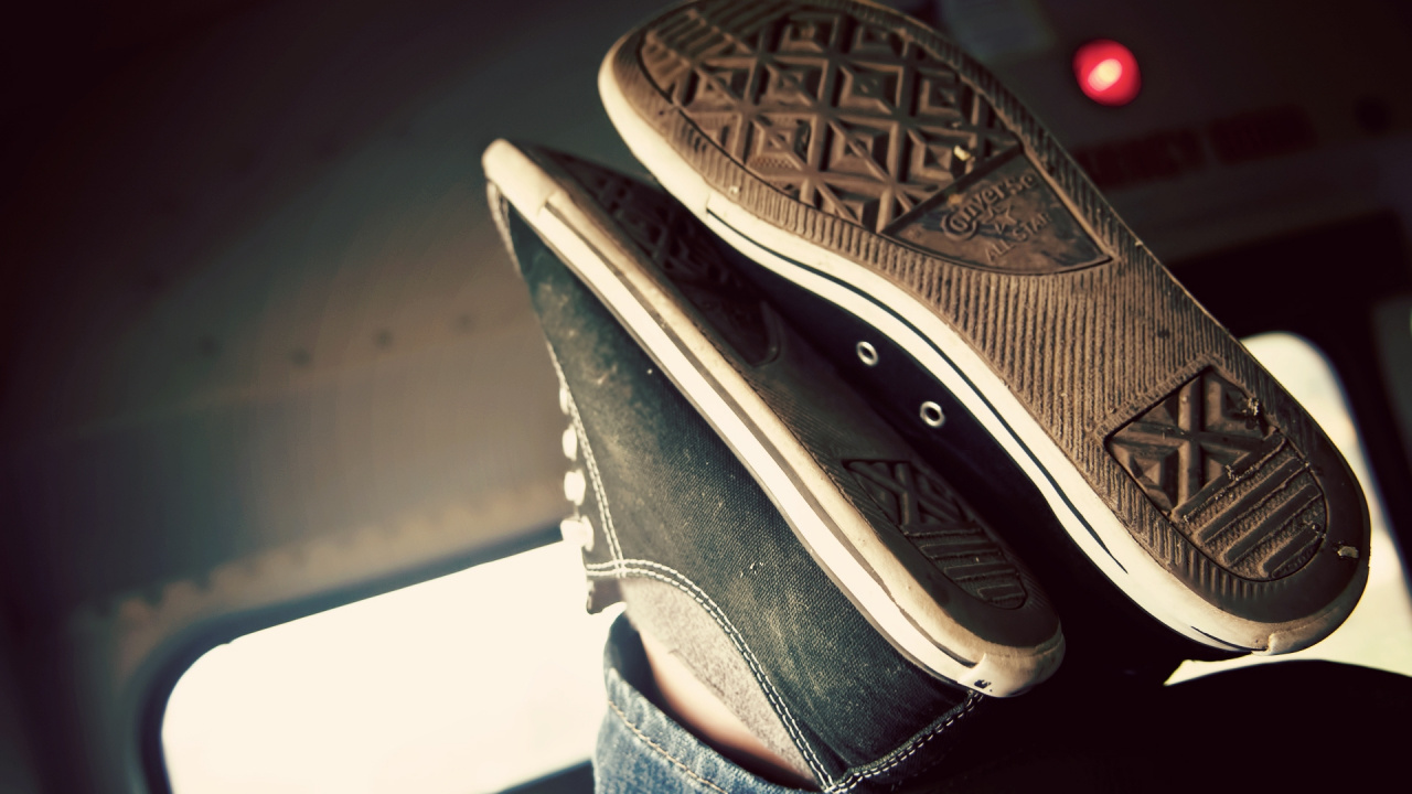 Persona Vestida Con Zapatillas Grises y Negras. Wallpaper in 1280x720 Resolution