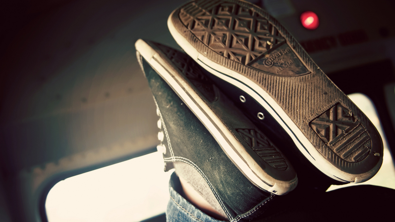 Persona Vestida Con Zapatillas Grises y Negras. Wallpaper in 1366x768 Resolution