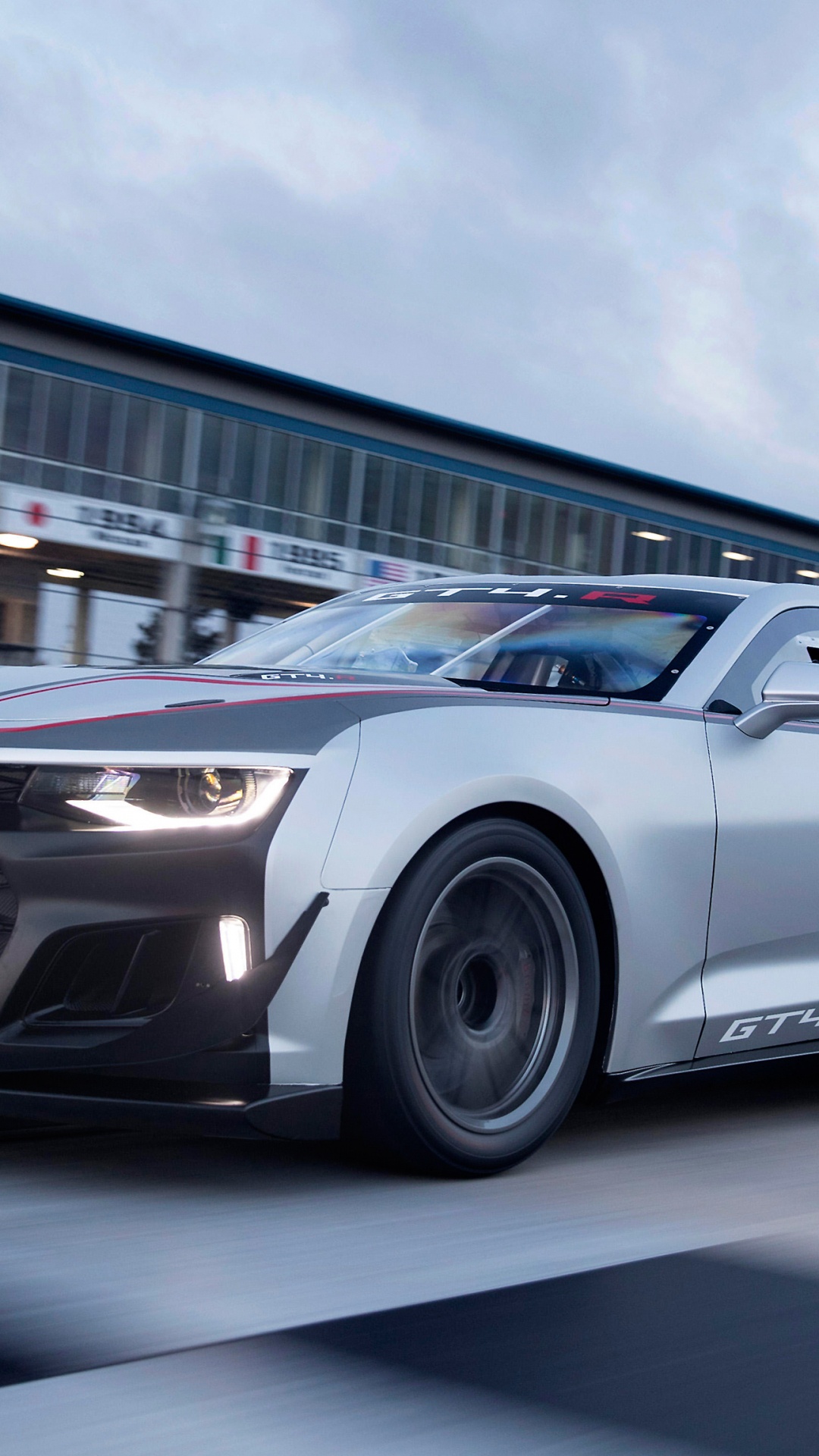 Porsche 911 Blanche Sur Route Grise. Wallpaper in 1080x1920 Resolution