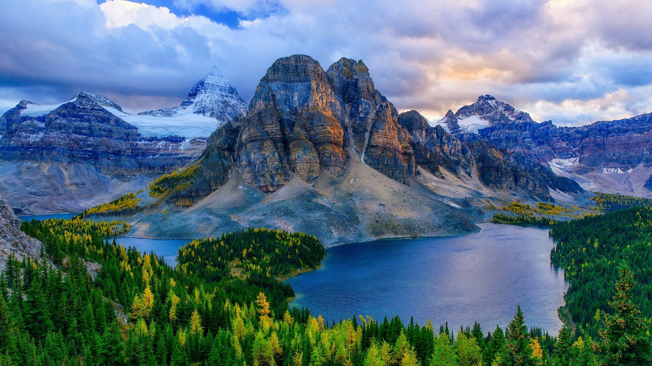 Árboles Verdes Cerca de Cuerpo de Agua y Montaña Bajo Nubes Blancas y Cielo Azul Durante el Día. Wallpaper in 1280x720 Resolution