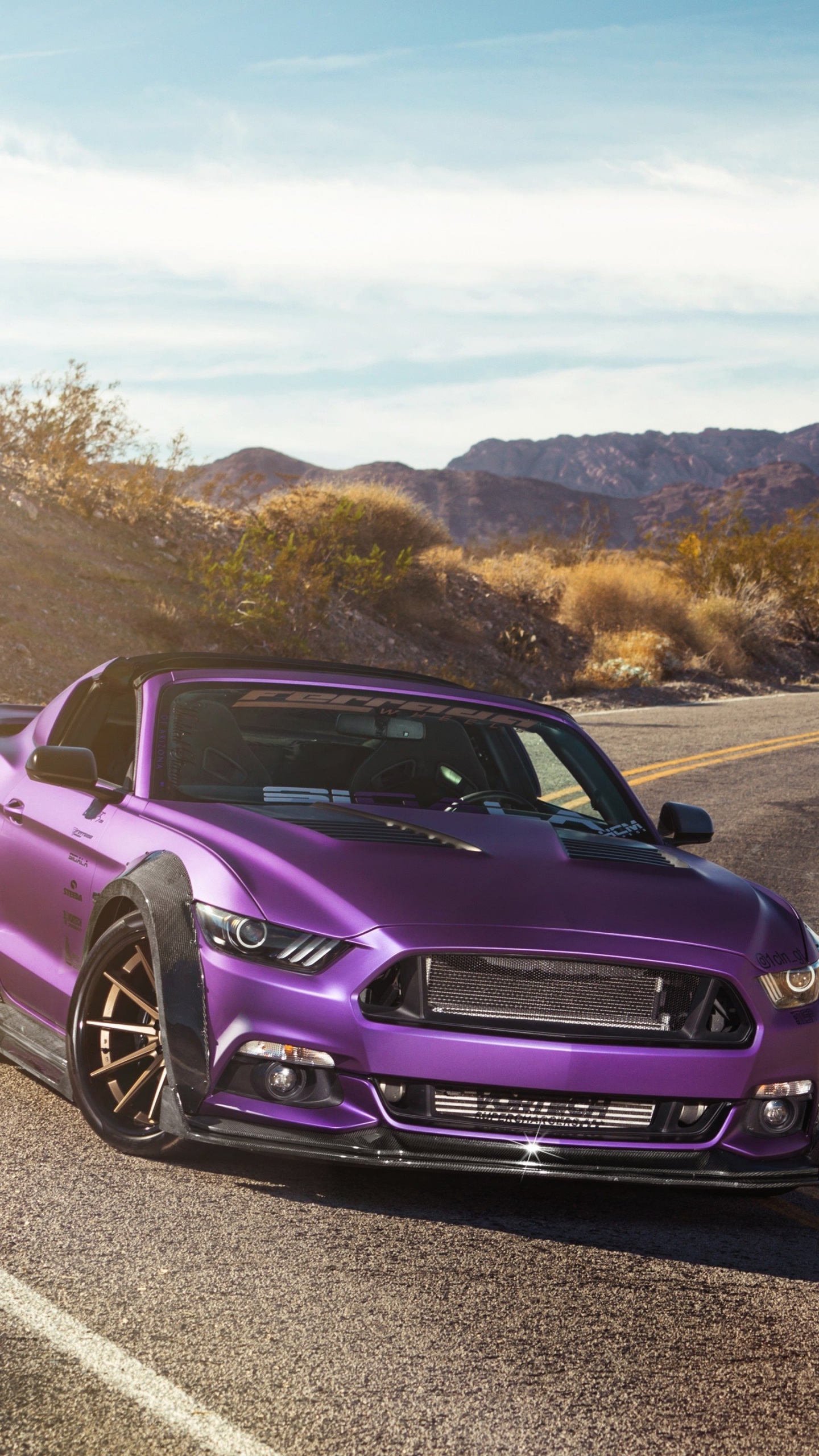 Chevrolet Camaro Rojo en la Carretera Durante el Día. Wallpaper in 1440x2560 Resolution