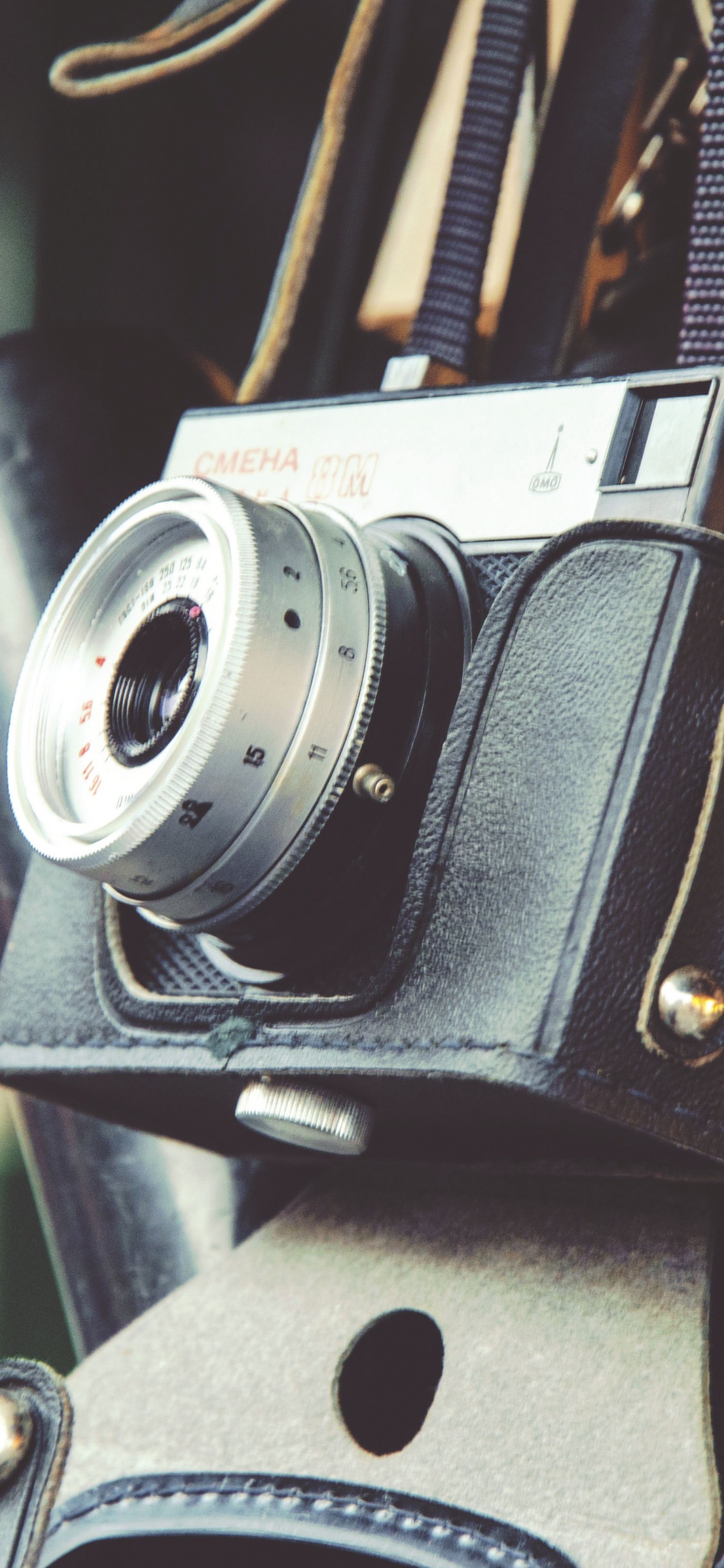 Schwarze Und Silberne DSLR-Kamera. Wallpaper in 1125x2436 Resolution