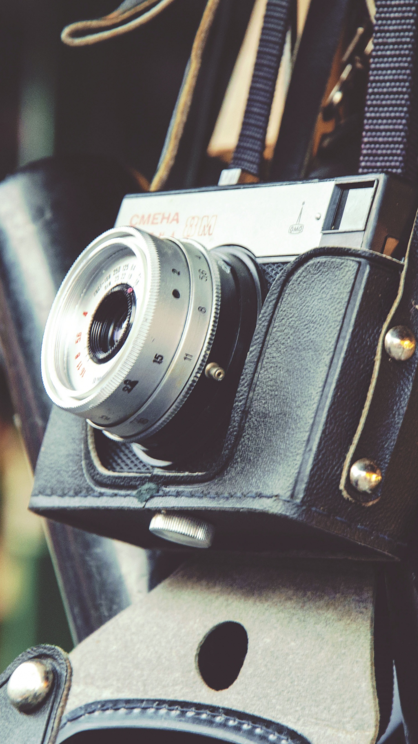 Schwarze Und Silberne DSLR-Kamera. Wallpaper in 1440x2560 Resolution