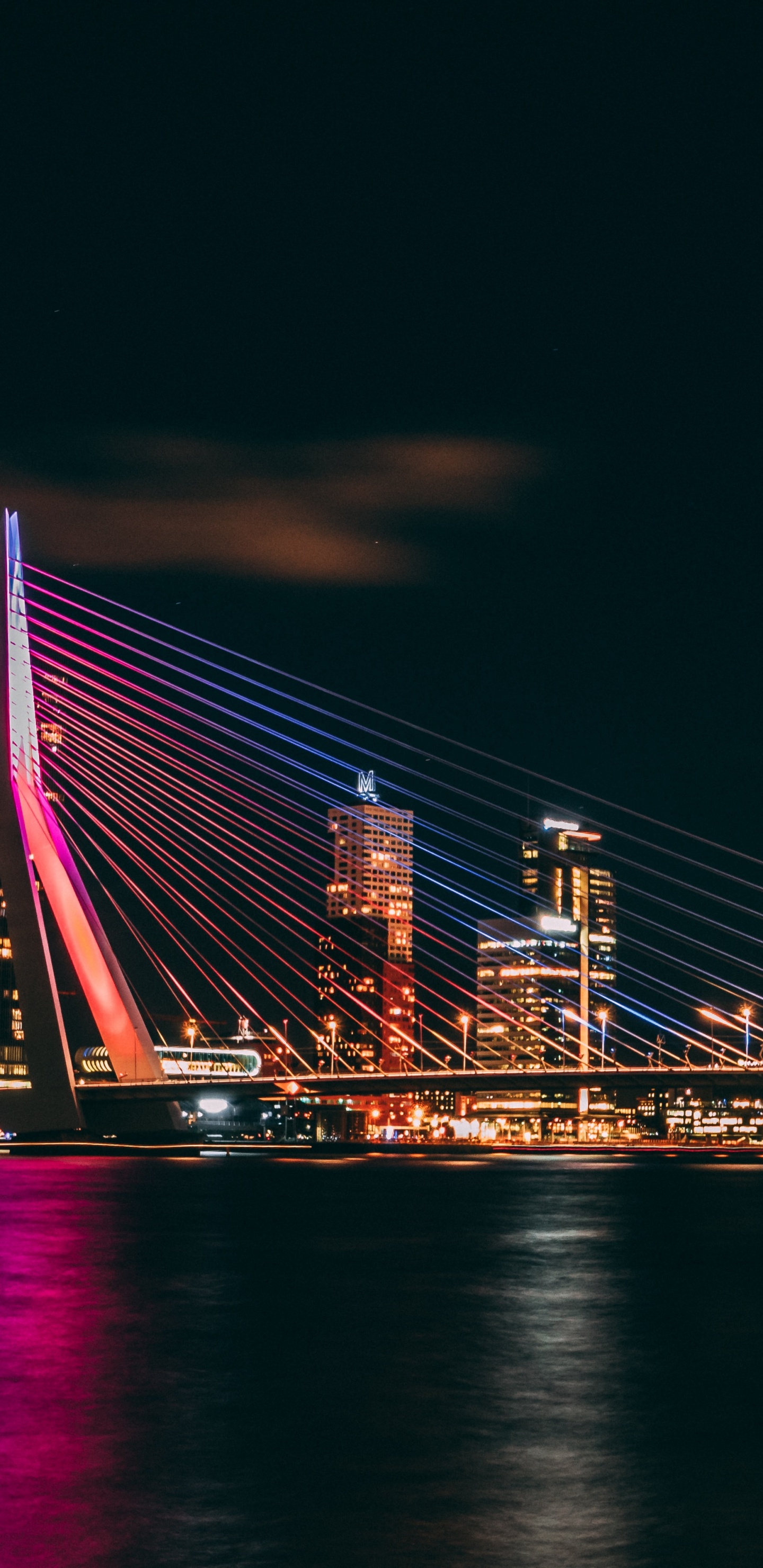 Pont Illuminé Pendant la Nuit. Wallpaper in 1440x2960 Resolution